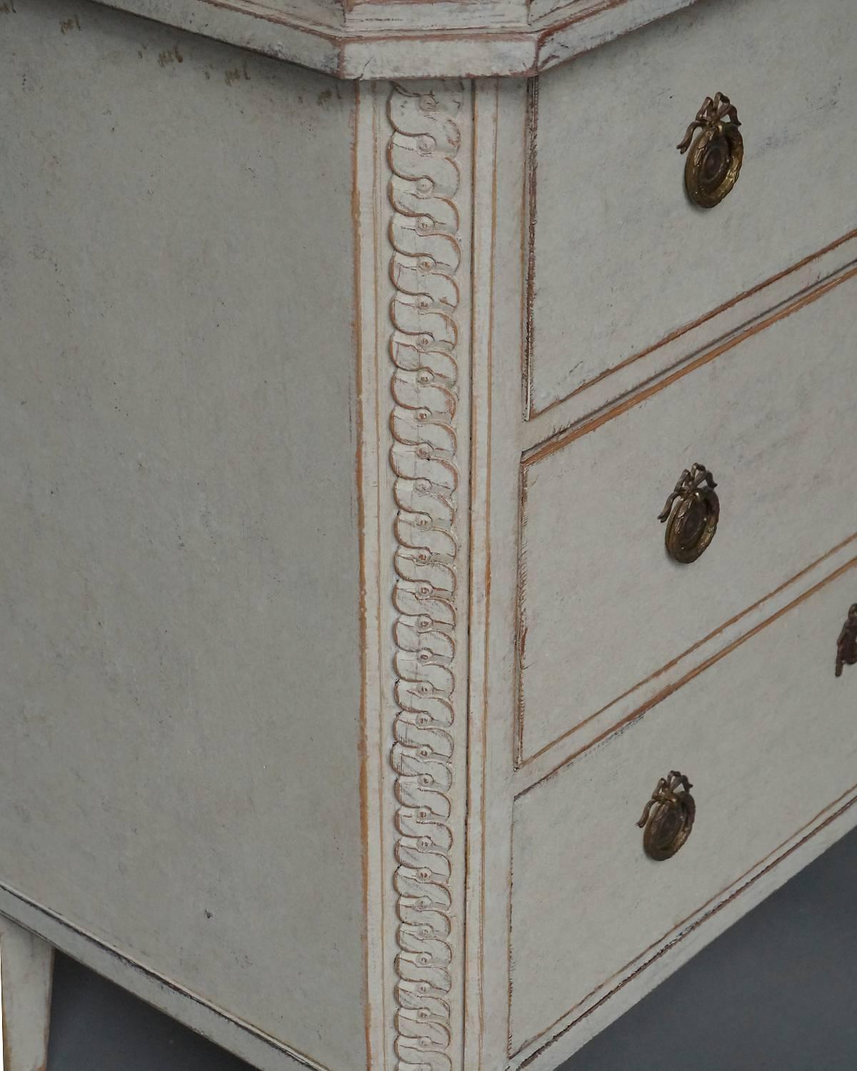 Simple Swedish Neoclassical Style Chest of Drawers In Excellent Condition In Great Barrington, MA