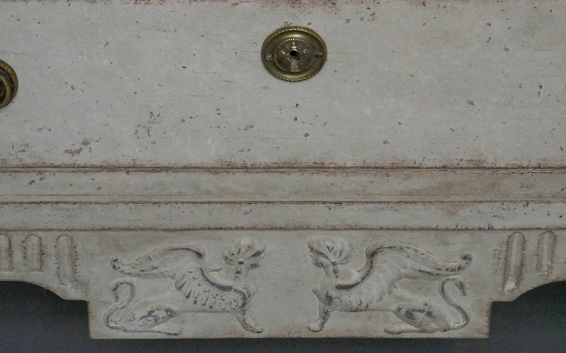 Pair of Neoclassical Commodes with Hellenic Spinxes im Zustand „Gut“ in Great Barrington, MA