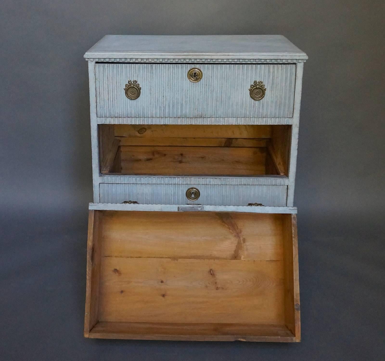 Three-drawer chest, Sweden, circa 1870, in the Gustavian style. Dentil molding under the top and reeding on the drawer fronts which is carried onto the frame. Brass hardware and tapering square feet.