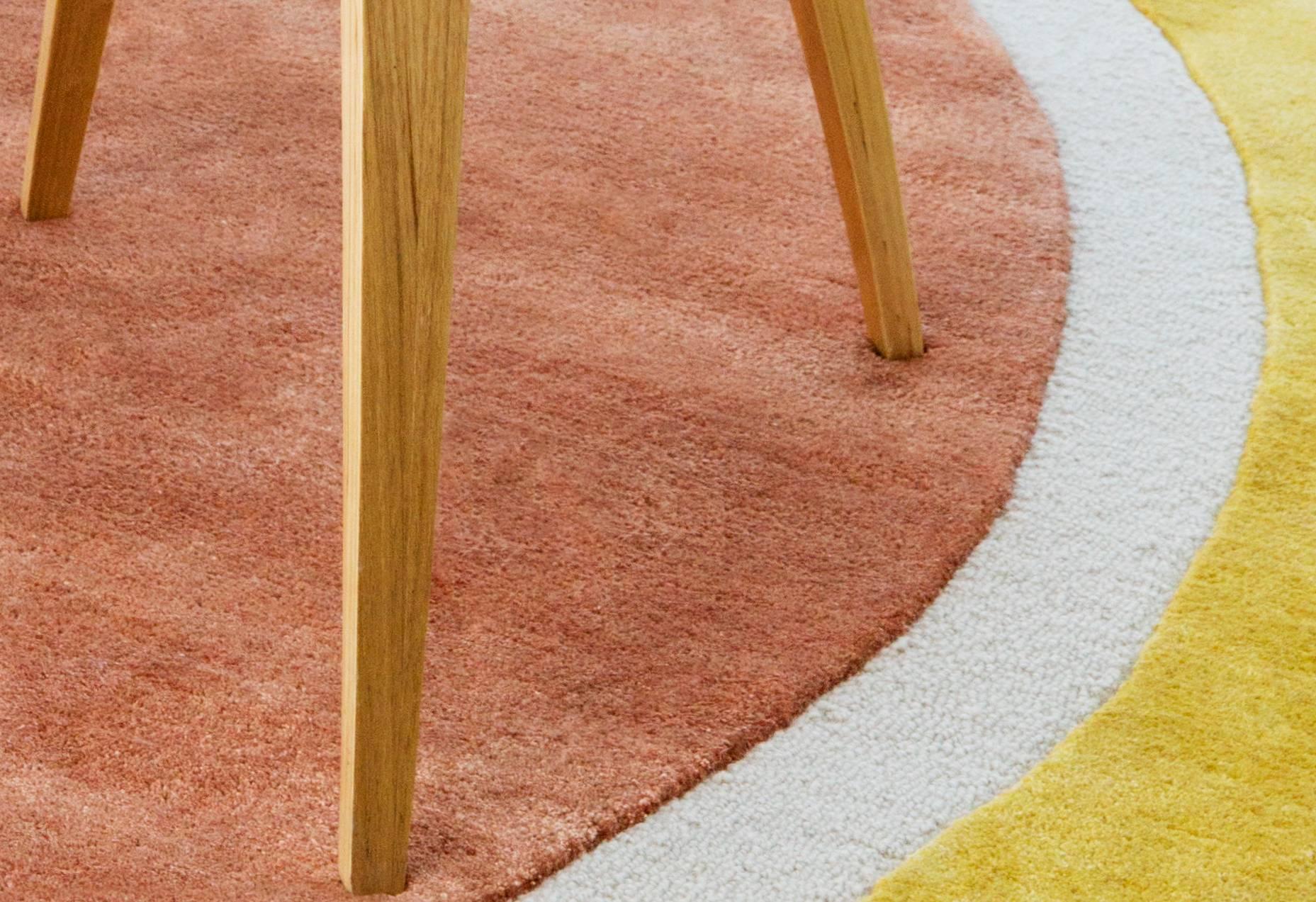  Sunset Teppich von Pieces, moderner runder, handgetufteter, farbenfroher Korallengelber Teppich (Moderne) im Angebot
