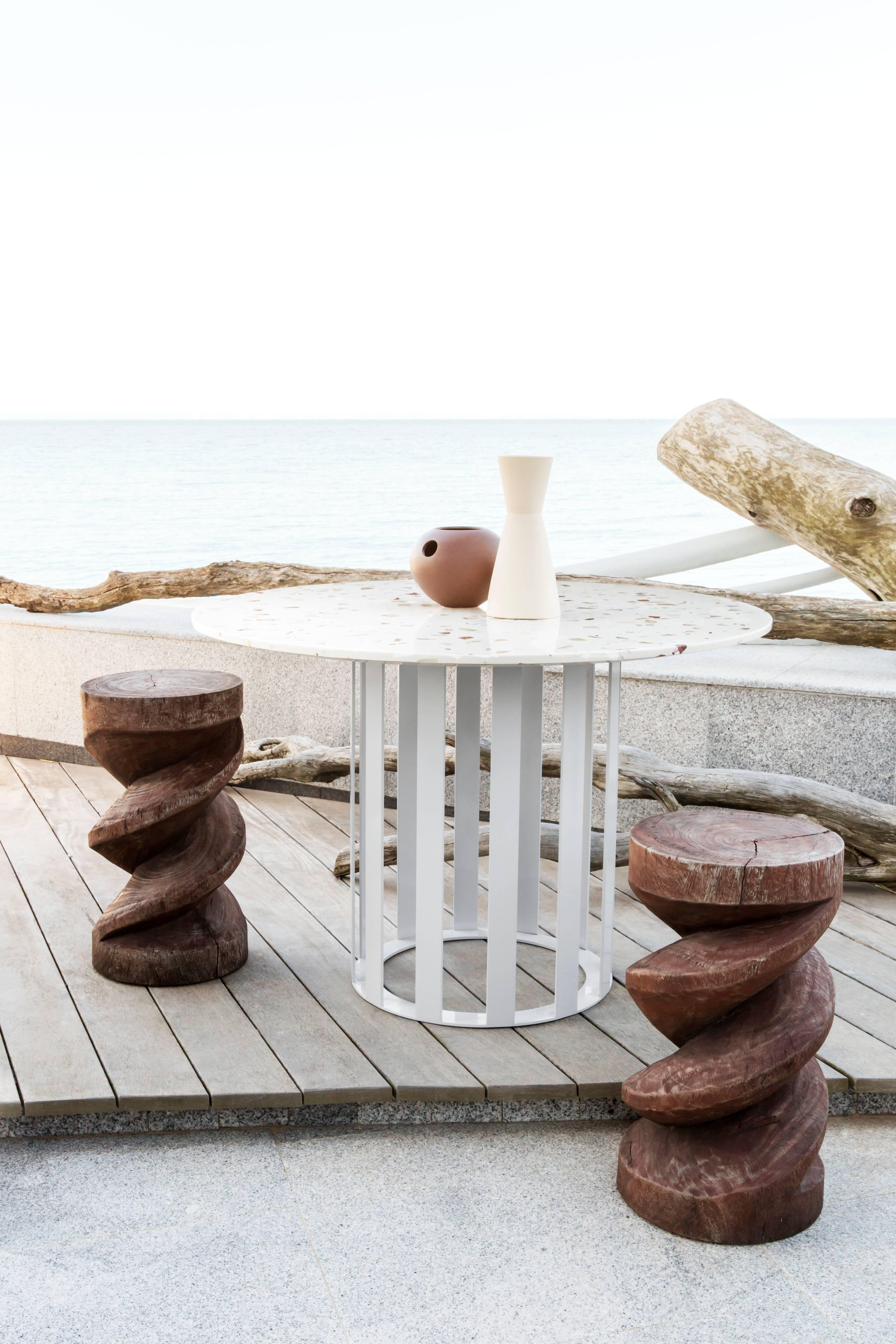 Moderne Table de salle à manger ronde Flux par Pieces, moderne et personnalisable en bois, pierre et verre  en vente