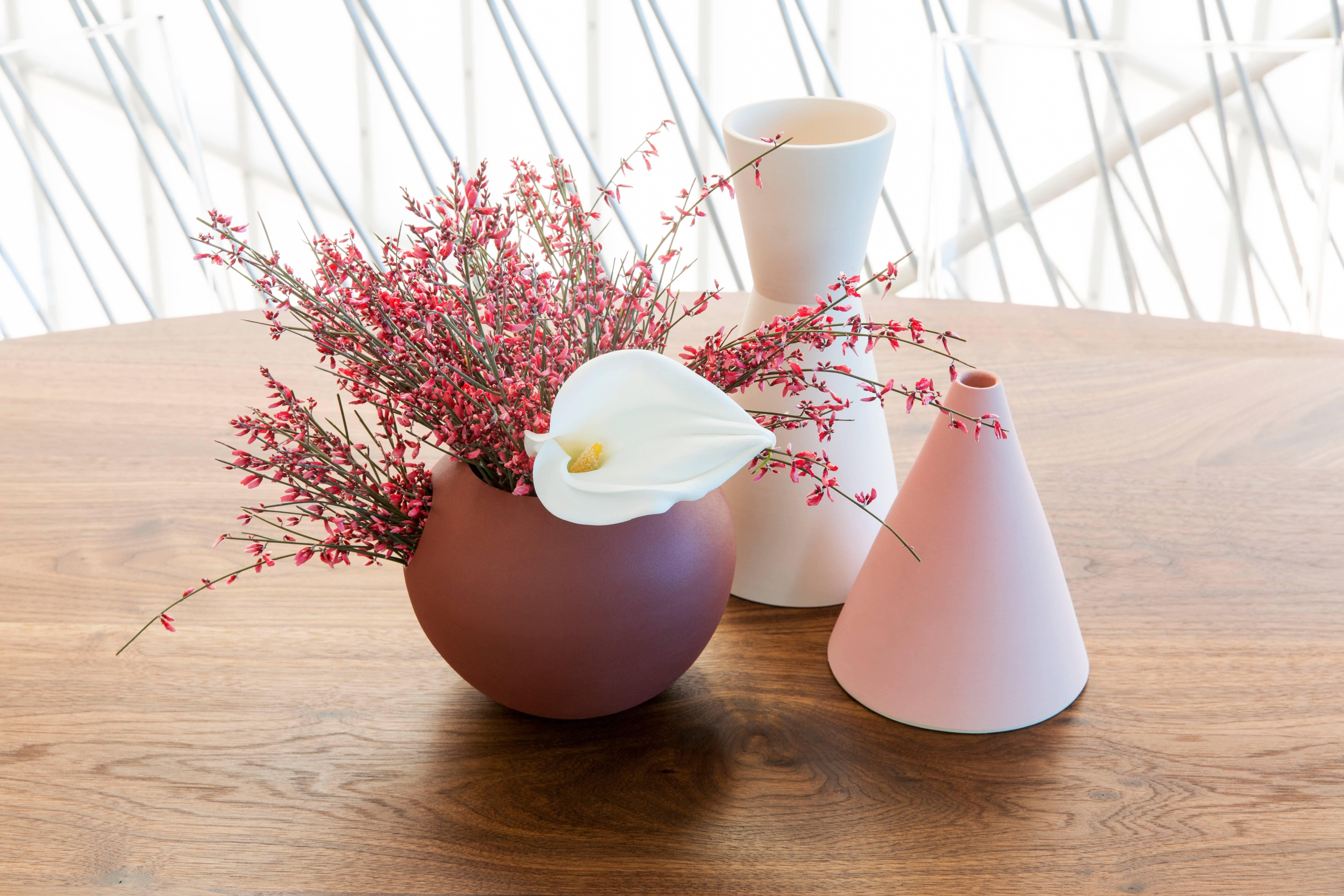 Moderne Vase contemporain coloré en céramique Azalea, corail et cône, fait main et personnalisable en vente