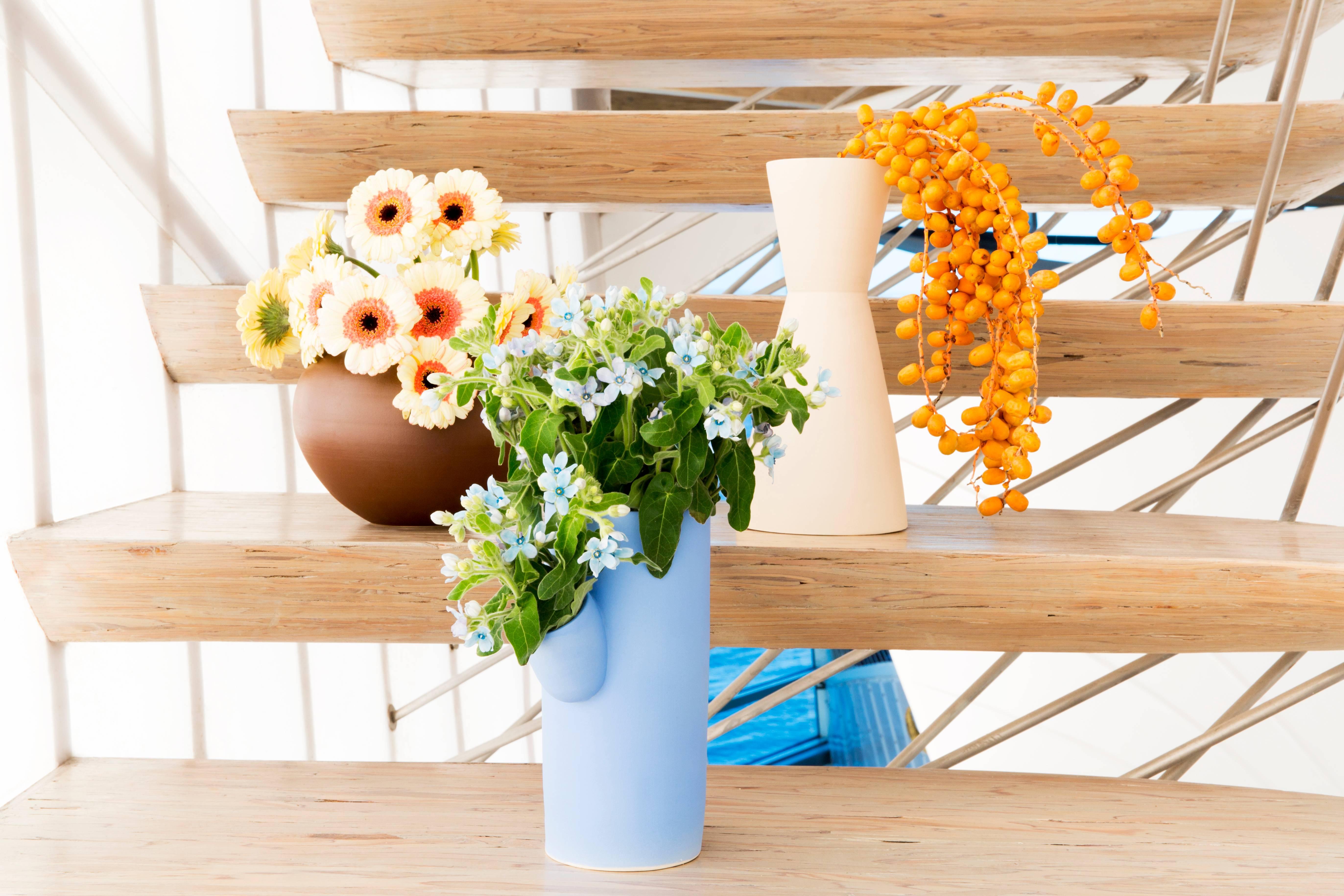 Moderne Vase en céramique Sedge à double cône fait à la main par Pieces, récipient crème personnalisable en vente