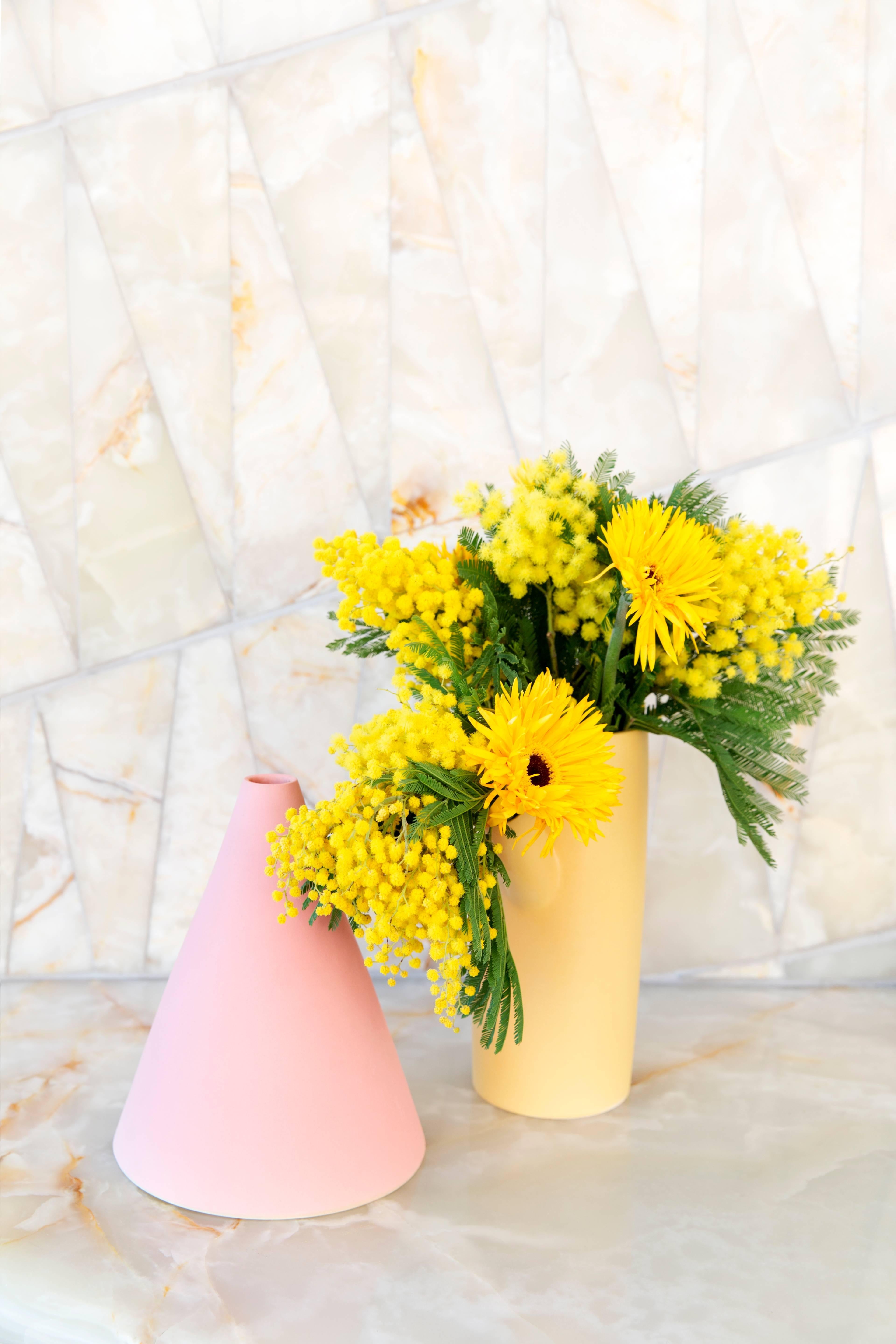 Les céramiques Flora sont intelligemment conçues pour faciliter l'arrangement de vos fleurs. C'est si simple que vous ne pouvez pas le rater. Joli. Moderne. C'est plutôt moderne. Chaque pièce est faite à la main. Montré en jaune.