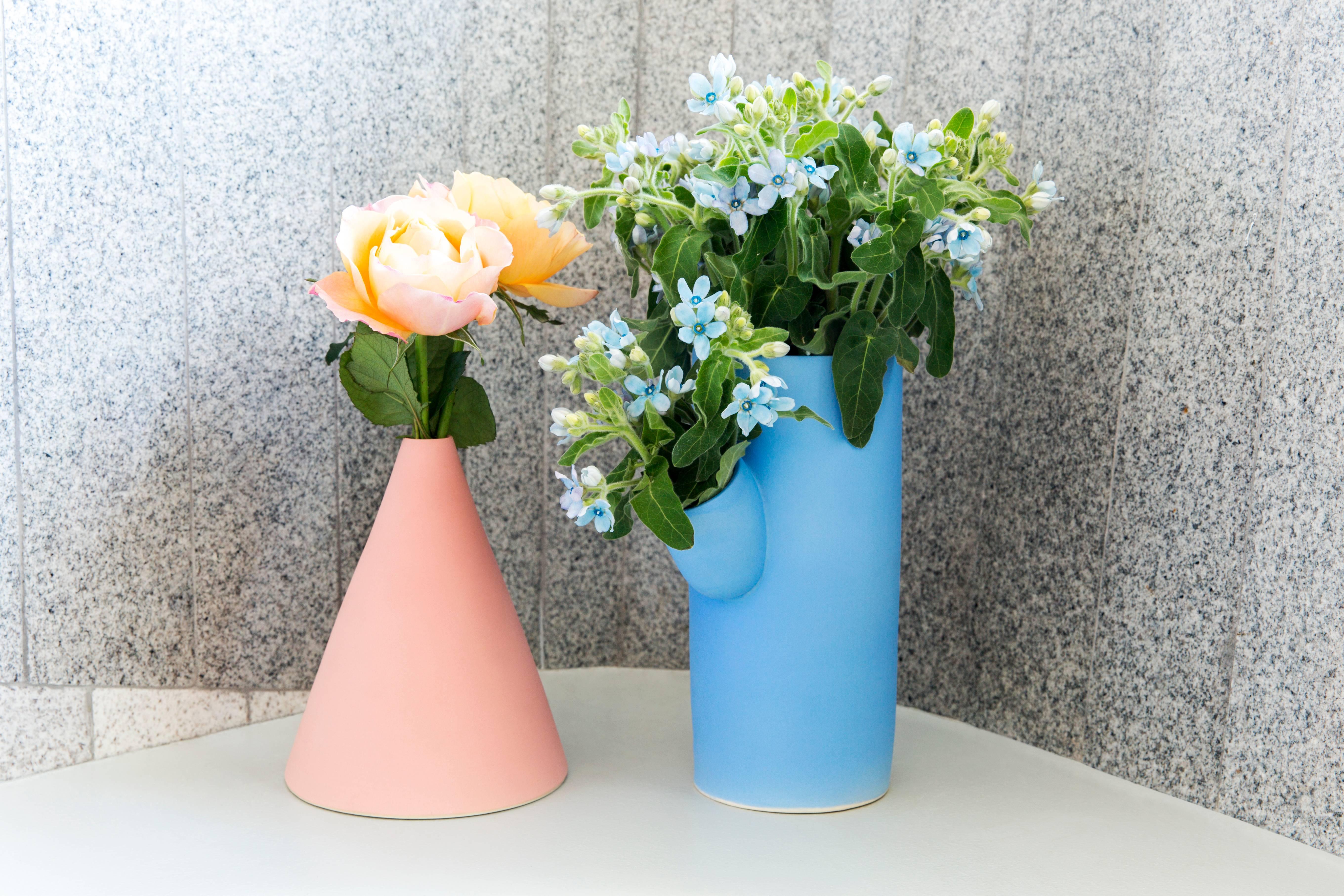  Hydrangea, handgefertigte Vase aus Keramik von Pieces, moderner anpassbarer blauer Krug (Moderne) im Angebot
