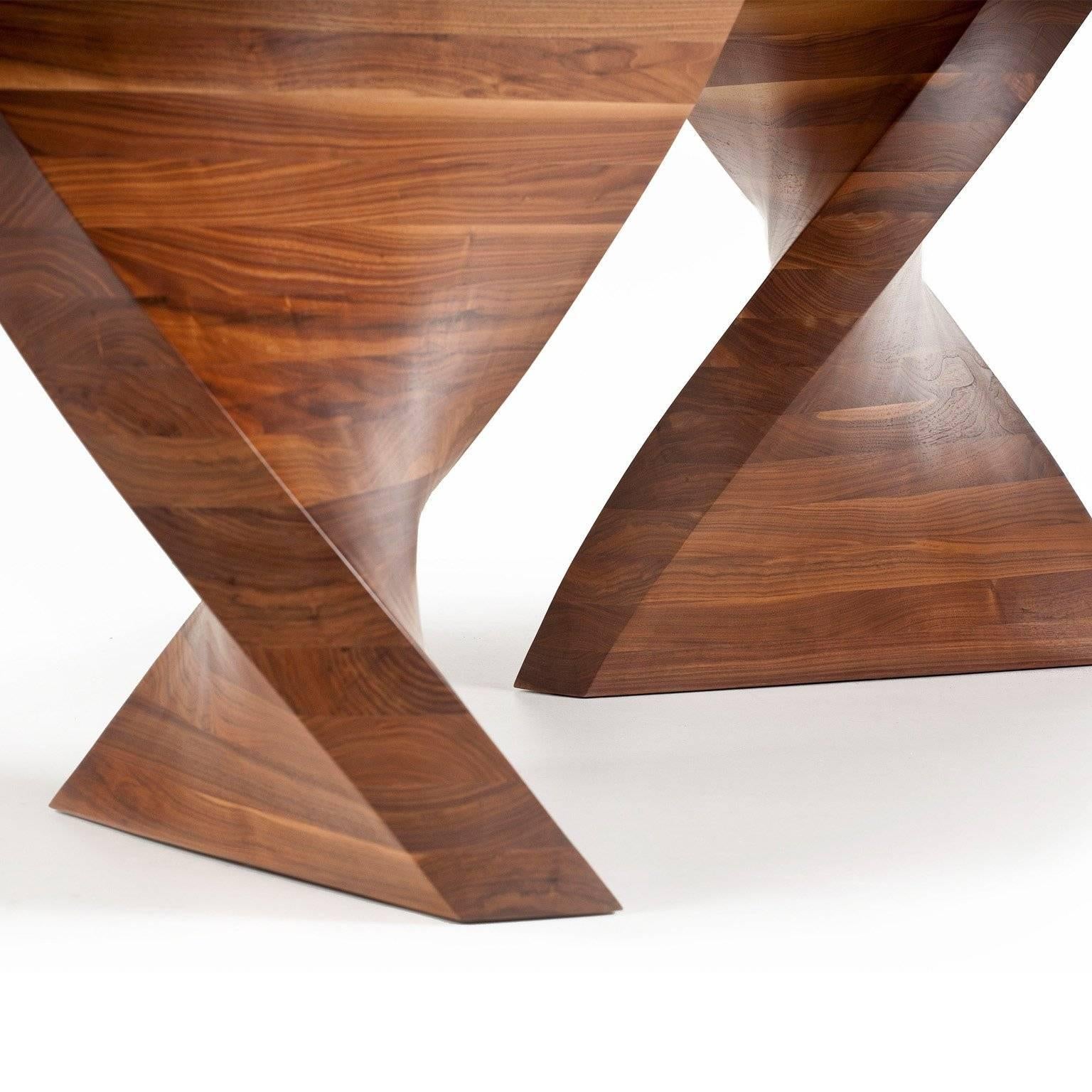 Ein auffälliger Esstisch, der mit der besten Technik, Handwerkskunst und Verarbeitung geschaffen wurde. 

Entworfen und gefertigt von Dunleavy Bespoke in Irland aus dem schönsten amerikanischen Schwarznussbaum. Dieser organisch inspirierte,