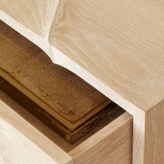 Esker Tallboy in Oak con motivo intagliato a mano