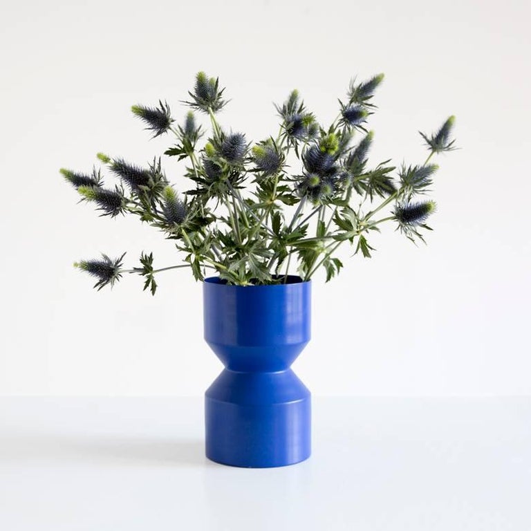 With its geometric, minimal and austere shape the Tri-Cut vase is a sculptural counterpart to the bouquet of flowers they hold. The slim hip keeps the posy together, while the stems have space and water. Tri-Cut is self-confident even without any