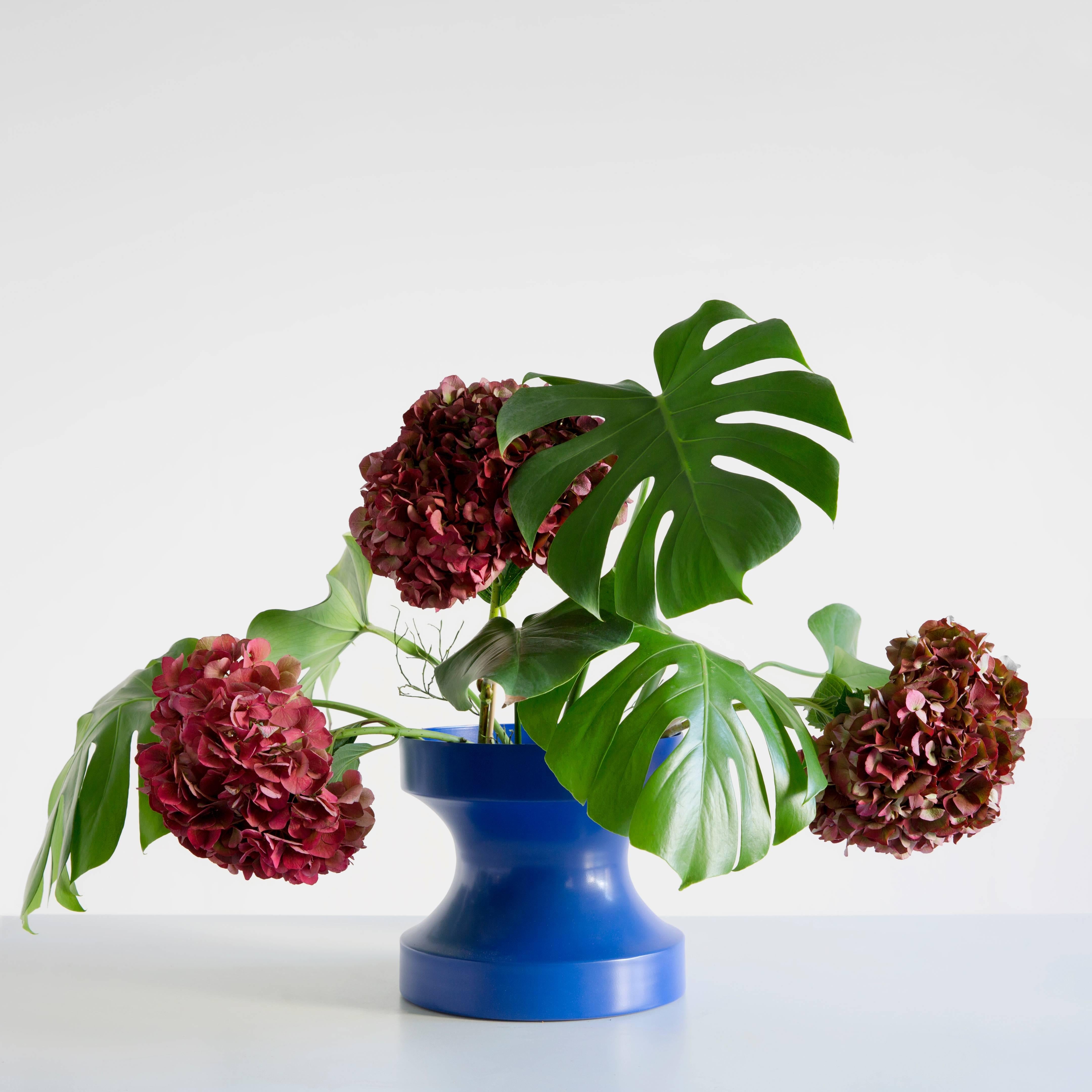 Minimalist 21st Century Contemporary Design: Aluminum Minimal Cir-Cut Vase in Blue For Sale