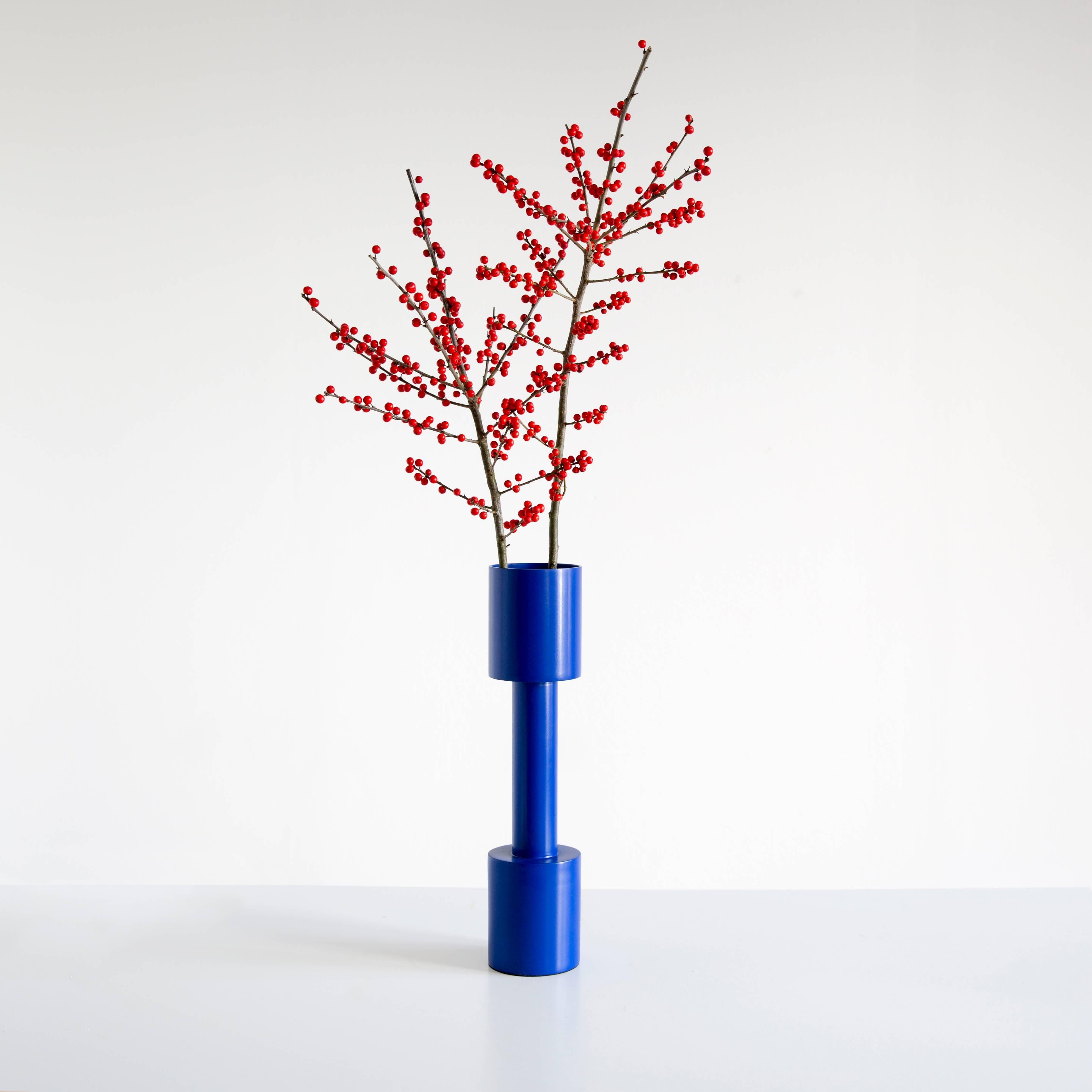 With its geometric, minimal and austere shape the Rec-Cut vase is a sculptural counterpart to the bouquet of flowers they hold. Rec-Cut vase loves to hold just one flower, it´s slim hip keeps the posy together, while the stems have space and