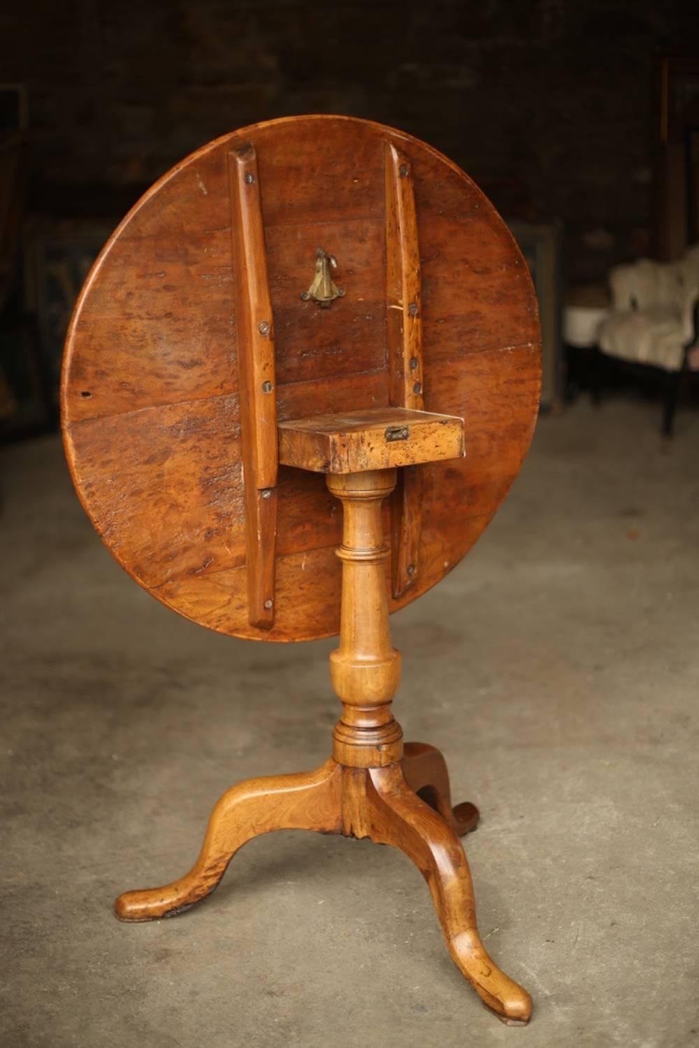 18th Century Burr Elm Tilt-Top Table In Excellent Condition In Tadcaster, GB