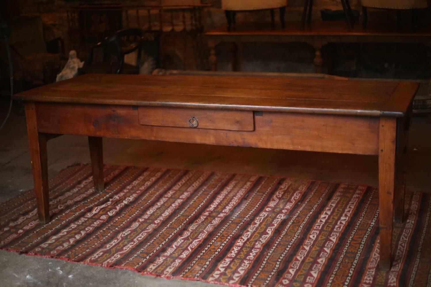 This is a superb quality early 19th century solid oak farmhouse table. It is made to a very high quality and has stood the test of time very well. It has no major damage, minor scratches and wear to the top consistent with age is all. The drawers