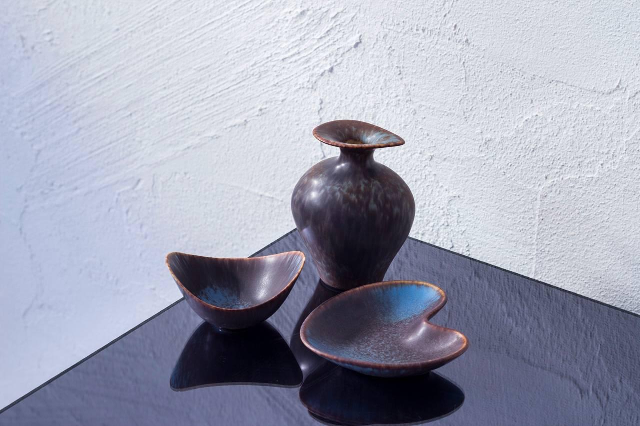 Set of three organic shaped ceramics designed by Gunnar Nylund for Rörstrand,
Sweden. All three in blue glaze with streaks of aubergine to brown. Made in the 1950s. Hand signed “R”, three crowns of Rörstrand with initials of ceramist. Two, first