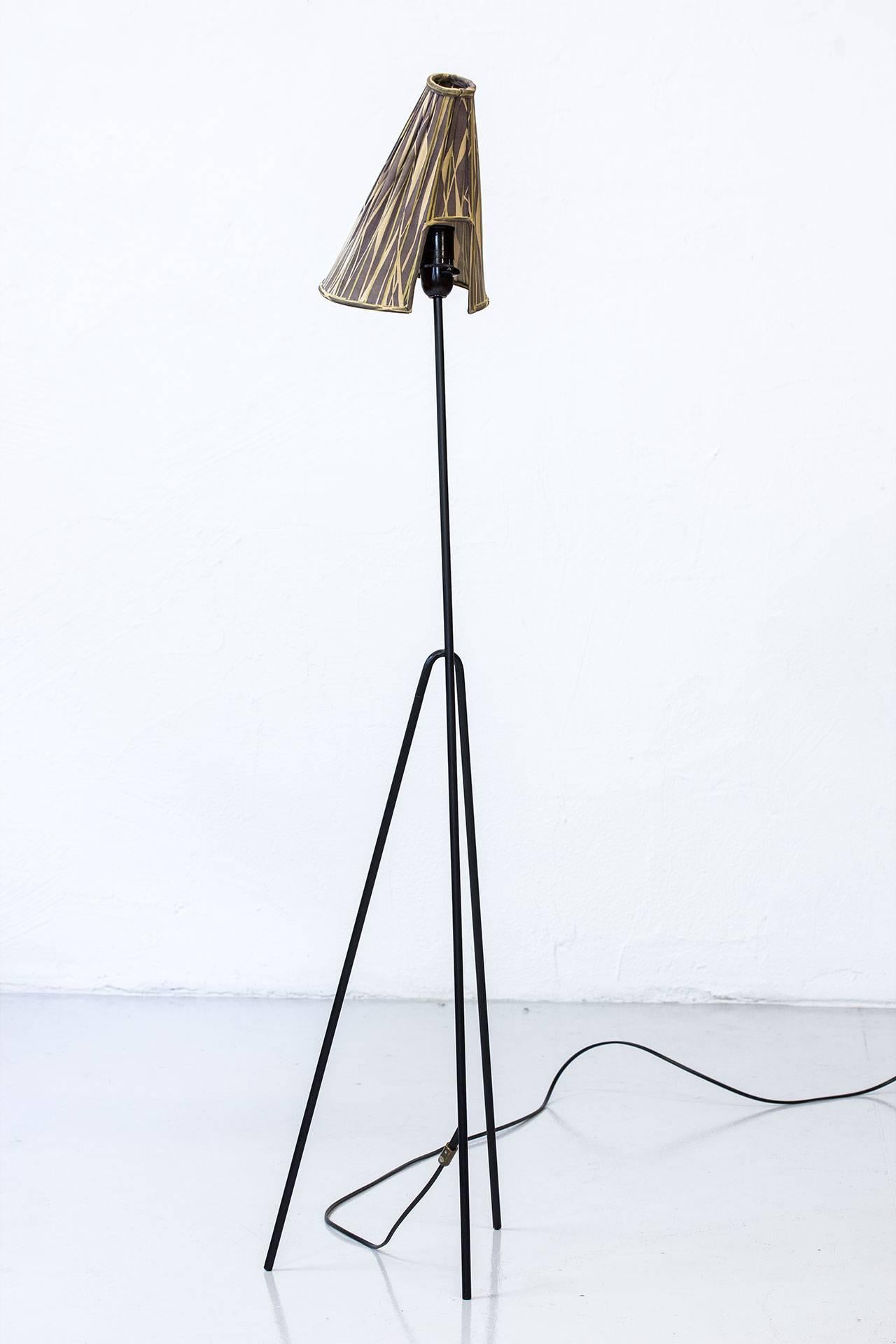 Floor lamp model 569, “Giraffe” designed by Hans Bergström for his own company Ateljé Lyktan in Sweden during the 1950s. Black lacquered metal frame with an adjustable original bamboo pattern fabric shade. Switch on socket.