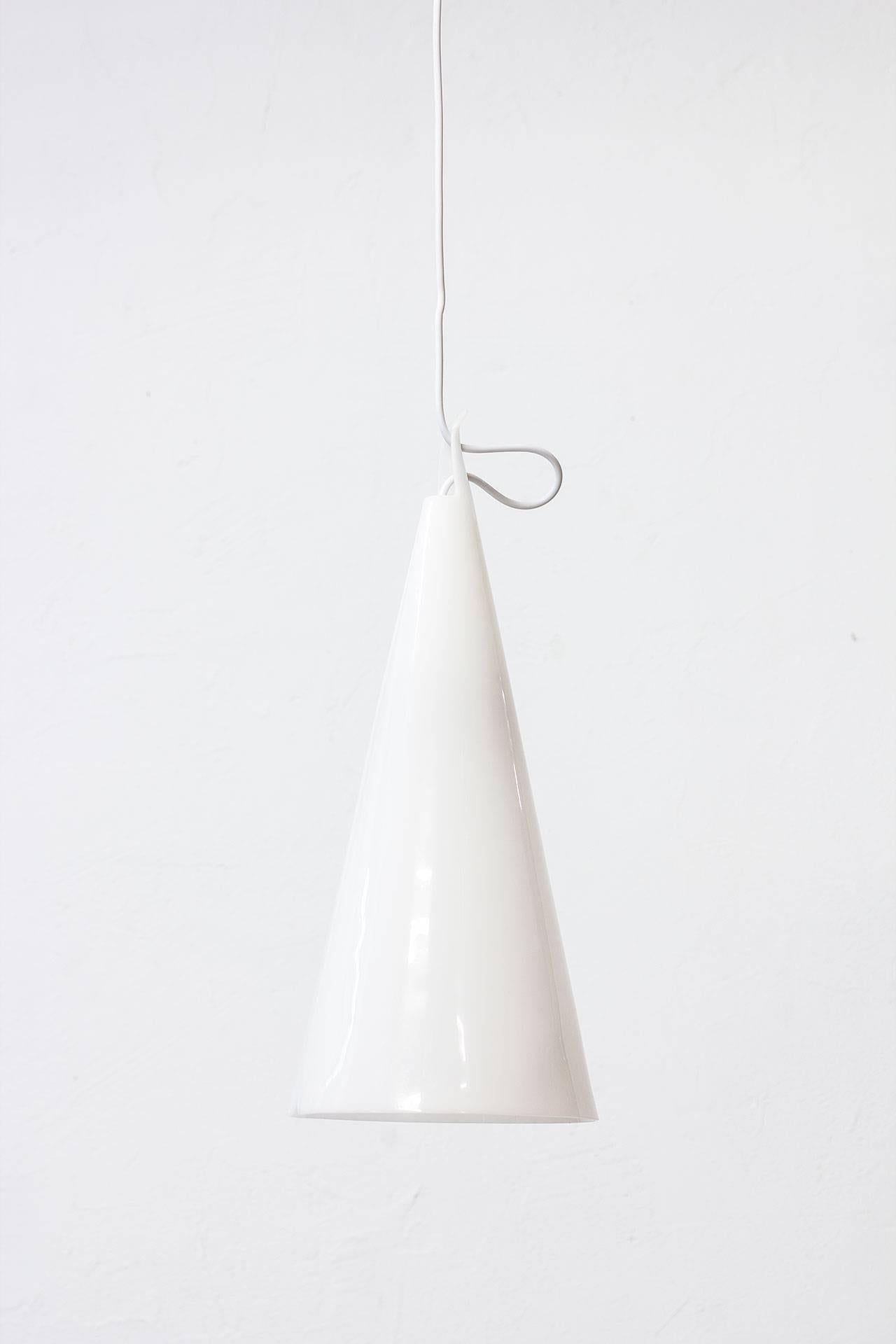 Model 181, aka Struten pendant lamp designed by Hans Bergström for his own company Ateljé Lyktan, Sweden in 1954. Minimalist lamp in acrylic awarded Gold Medal at the 10th Triennale di Milano in 1954.