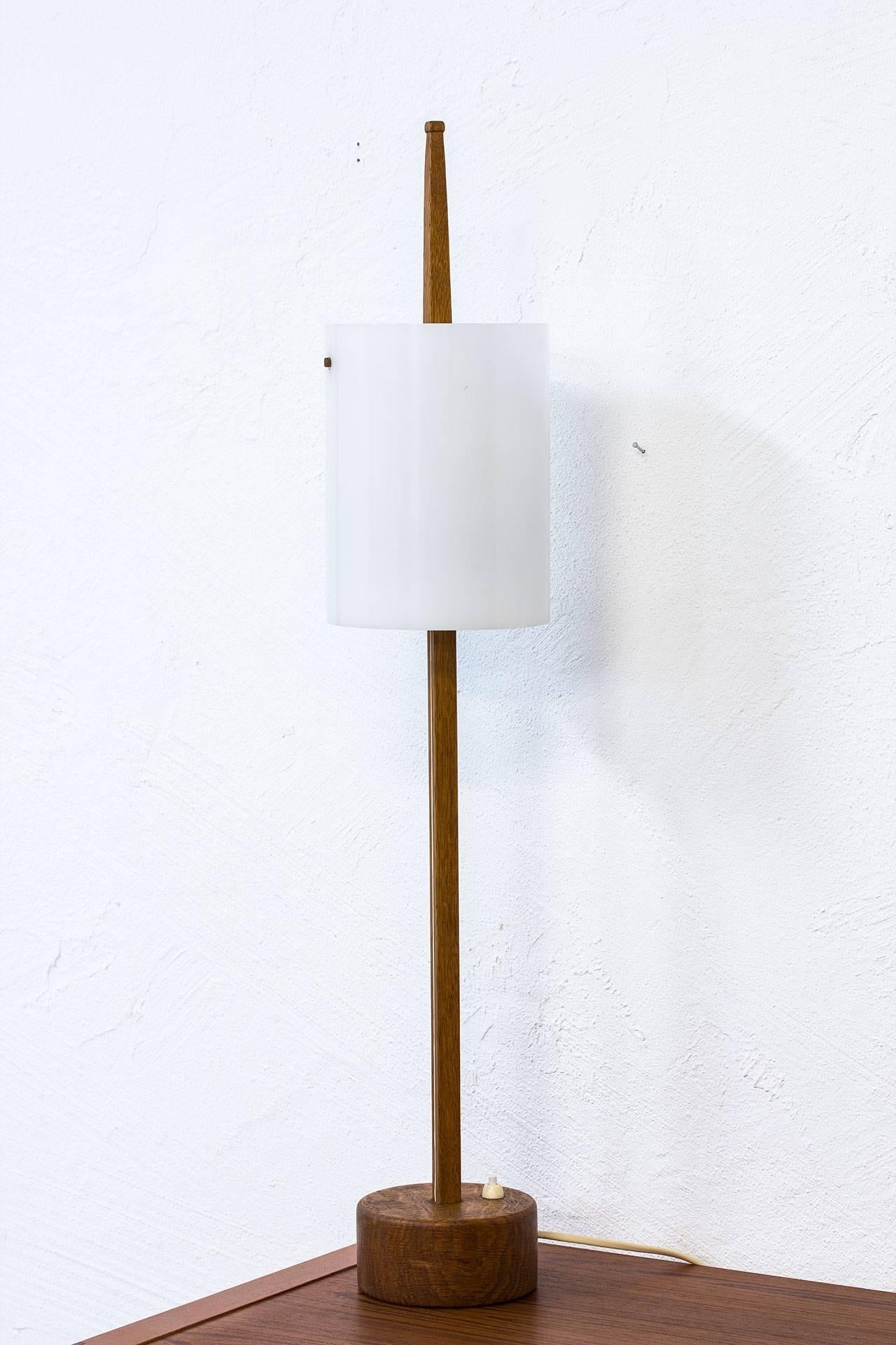 Rare and tall table lamp
designed by Uno & Östen
Kristiansson for their own
company Luxus at Vittsjö,
Sweden during the 1950s.
Solid oak base and stem
with acrylic shade. Signed
with label.