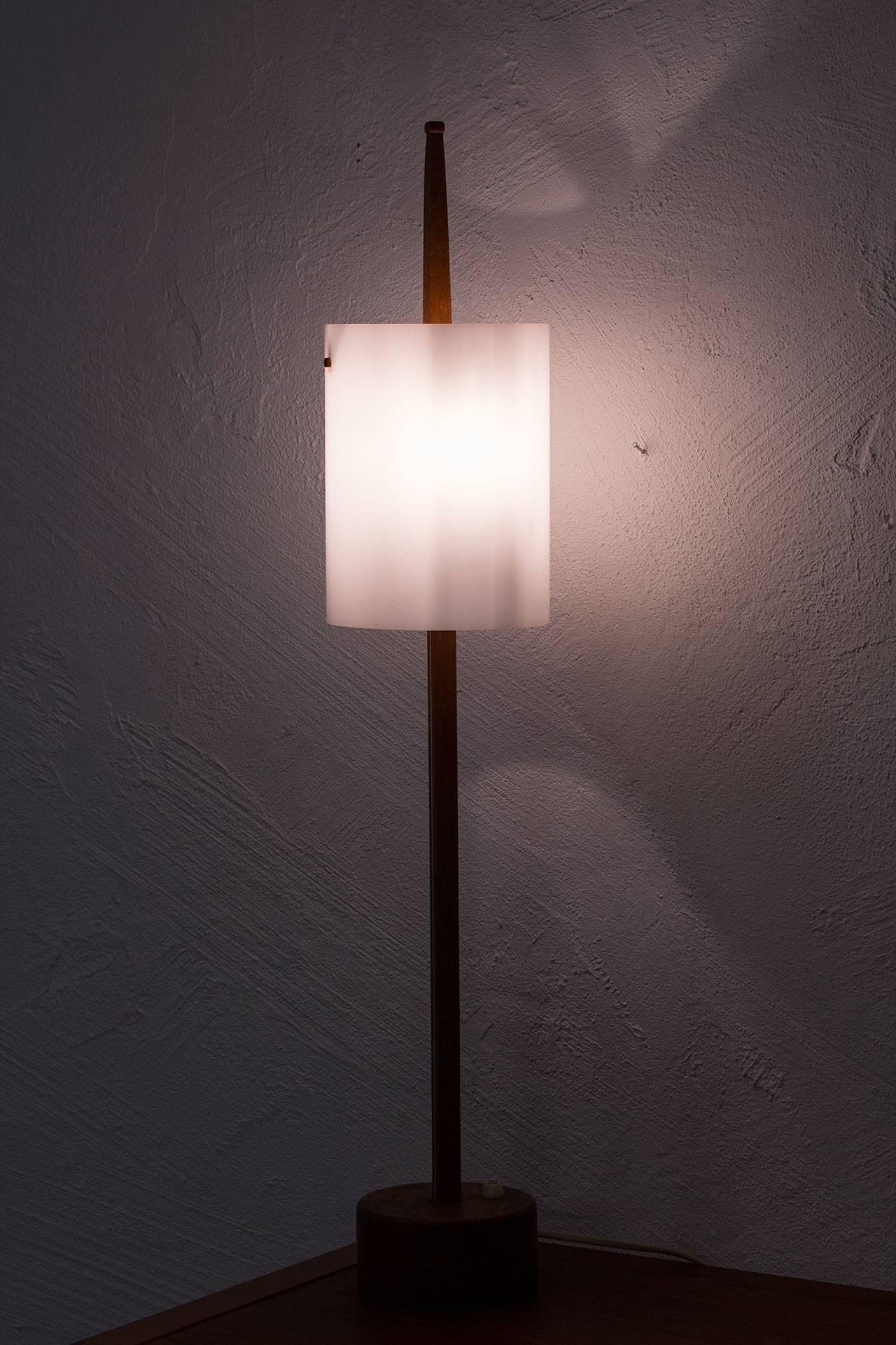 Scandinavian Modern Rare Table Lamp in Oak and Acrylic by Luxus, Sweden 4