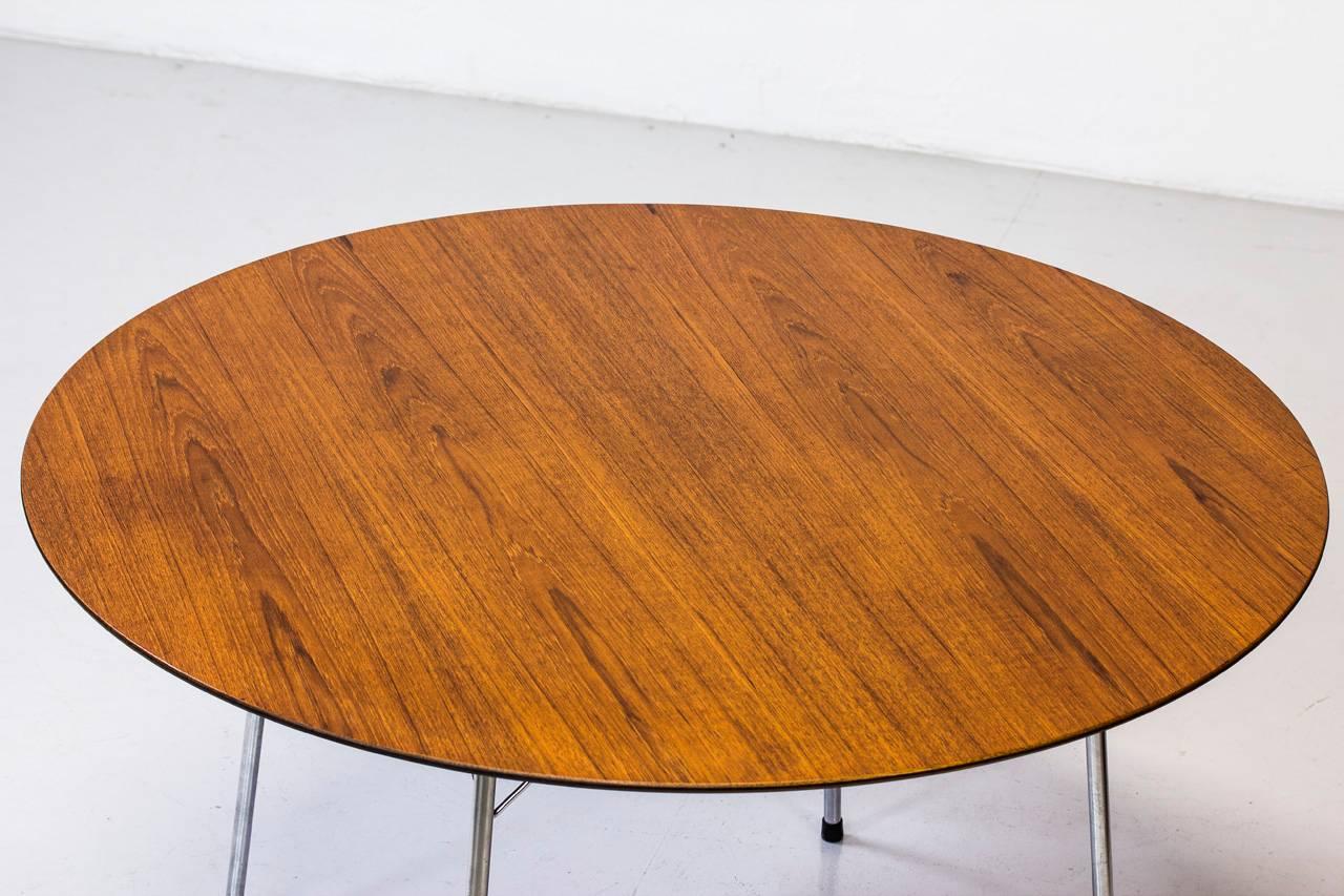 Dining table model 3600 designed
by Arne Jacobsen during the 1950s
manufactured by Fritz Hansen in
Denmark. Edition from 1963. Teak
round top with steel legs. Restored
surface.
