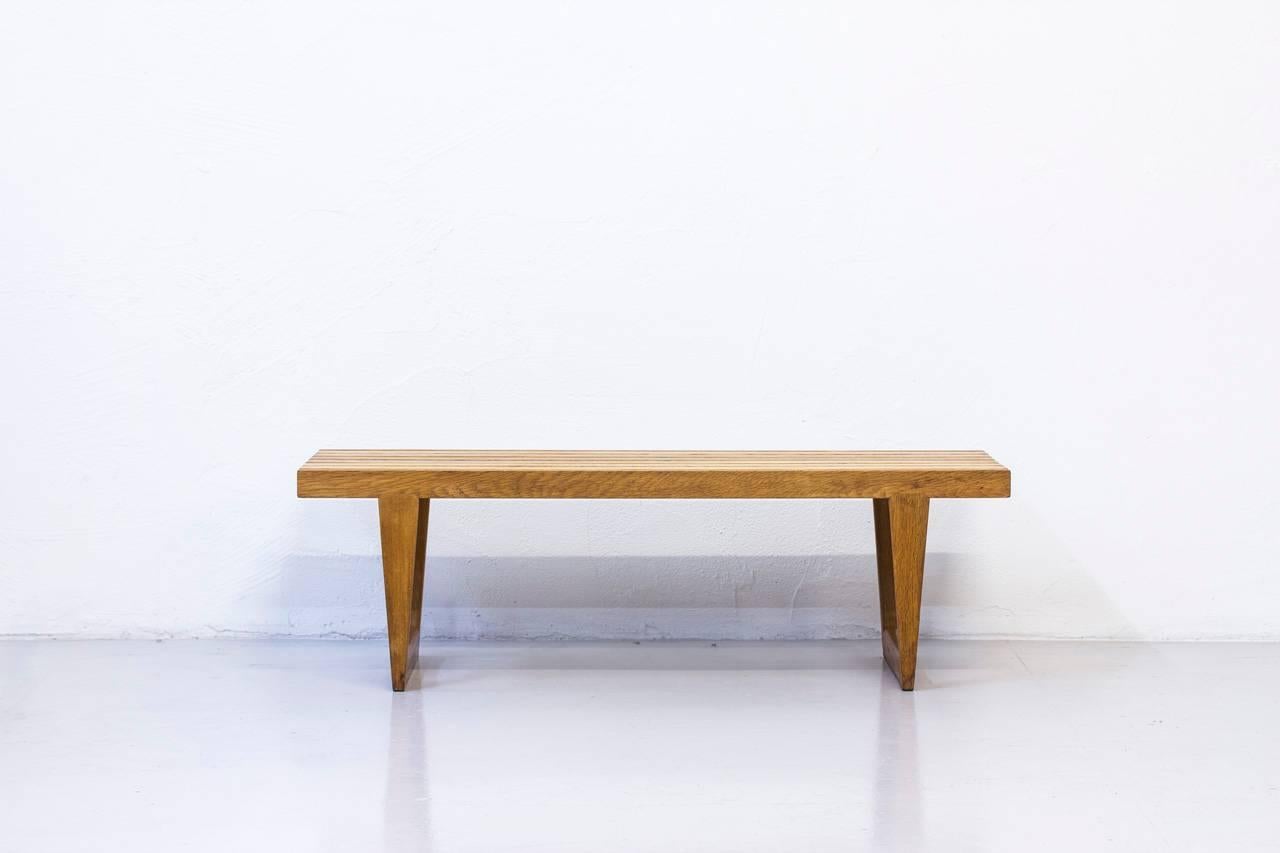 “Tokyo” bench from Triva serie
designed by Yngvar Sandström.
Produced by Nordiska Kompaniet
at Nyköping in Sweden during the
1960s. Slatted bench in solid oak.