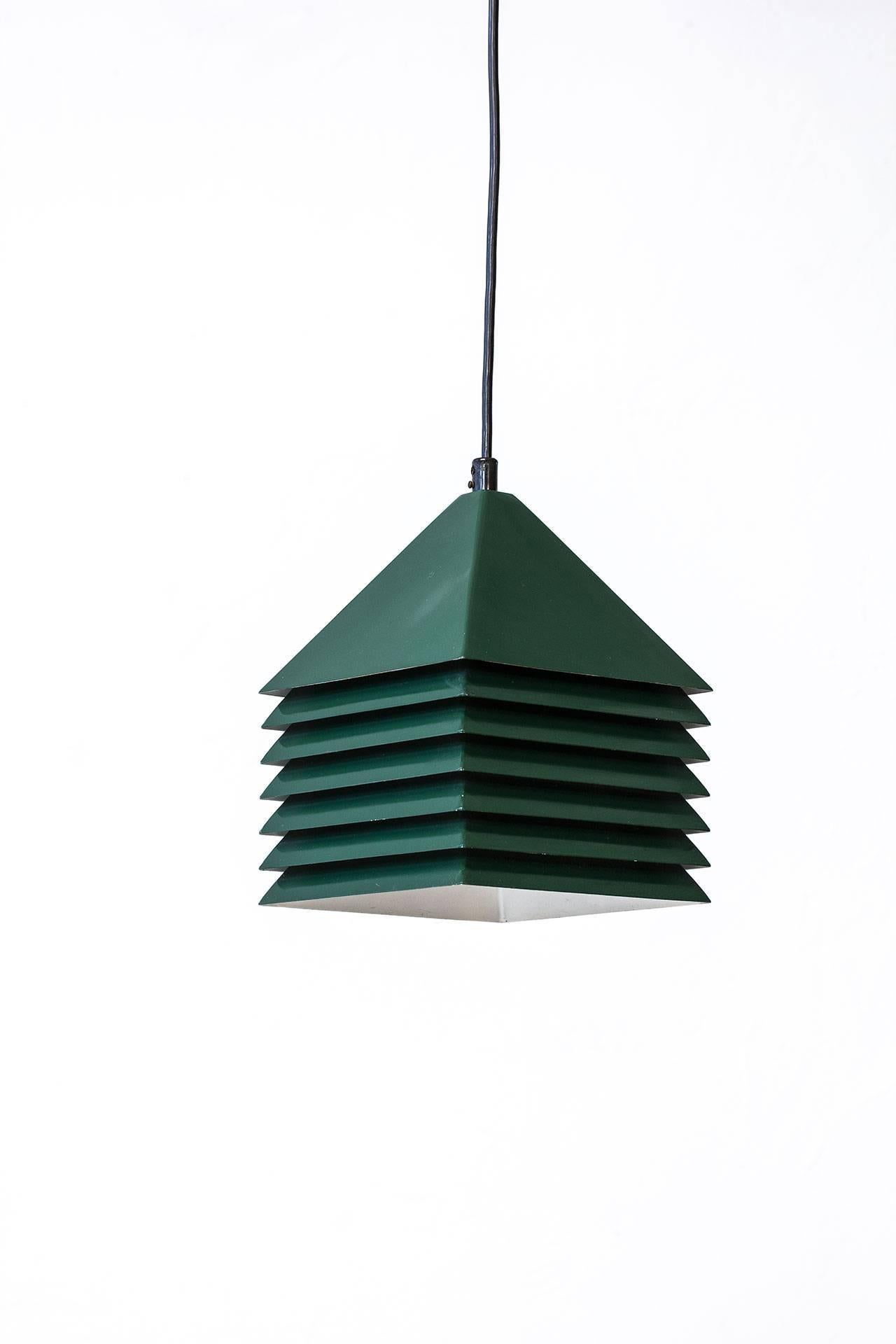 Small pendant lamp in forest
green lacquered metal. Made
by  Hans-Agne Jakobsson in
Sweden   during   the   1960s.
New electricity.