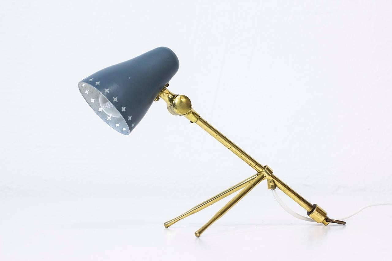 “Cocotte” table lamp produced
in Sweden by Falkenbergs
Belysning, FLB in the 1950s.
Brass stem with blue lacquered
metal shade. Usable as a wall
lamp.