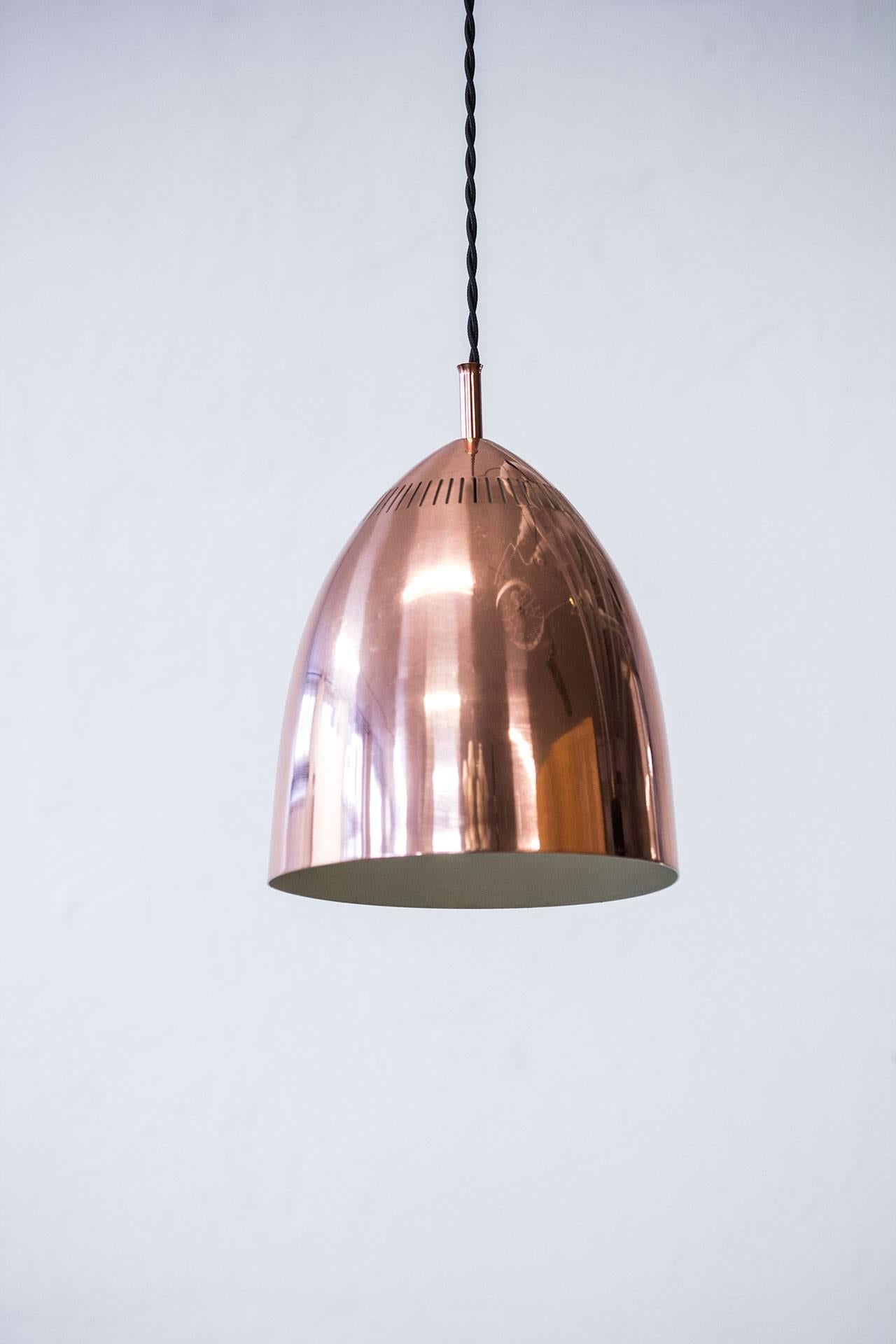 Copper pendant lamp made
by ASEA in Sweden during
the 1960s. Polished copper
on the outside, white lacquer
on the inside. New electricity
with a braided black fabric
chord.
