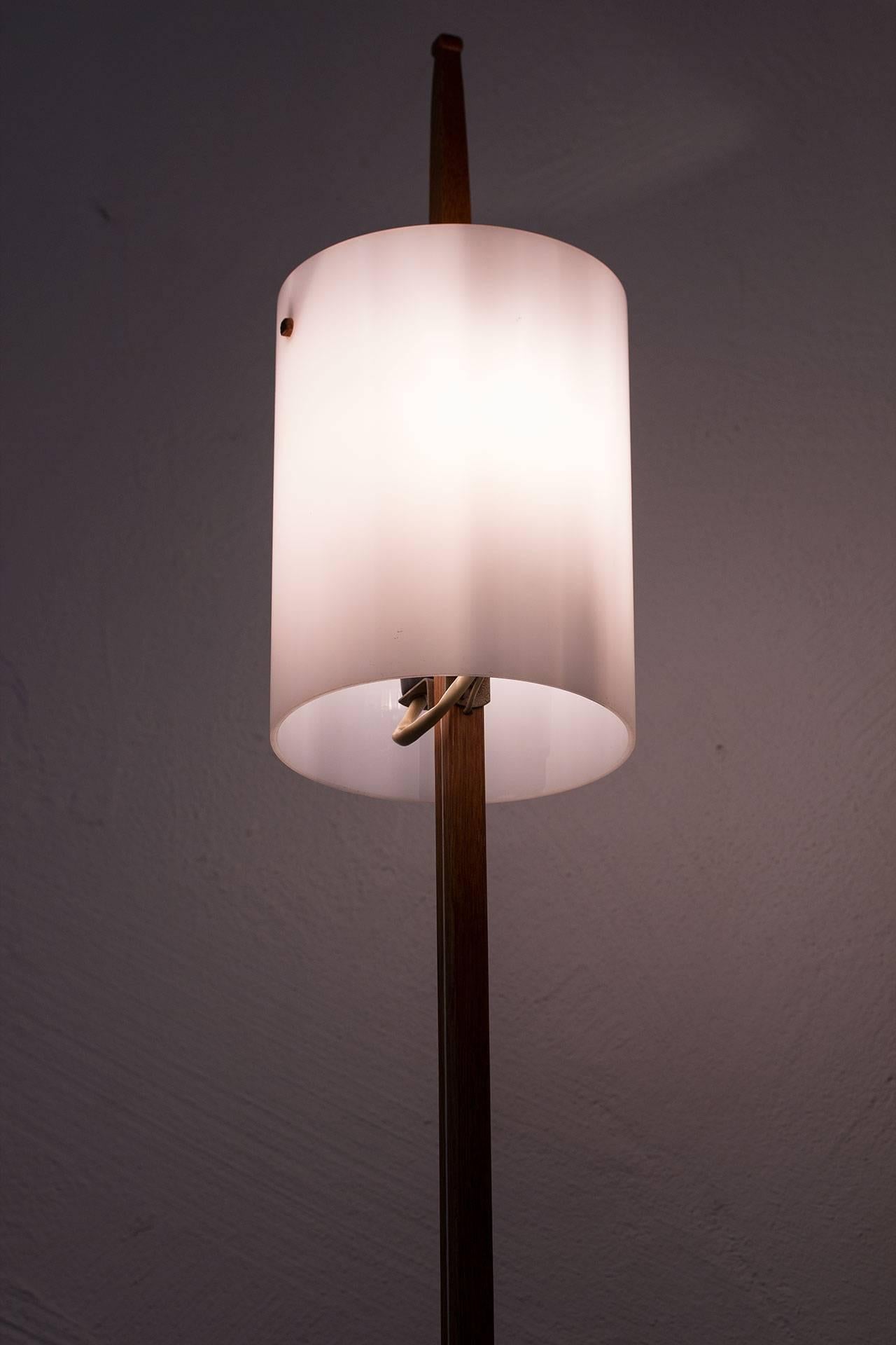 Mid-Century Modern Swedish Table Lamp in Oak and Acrylic by Luxus, Sweden 9