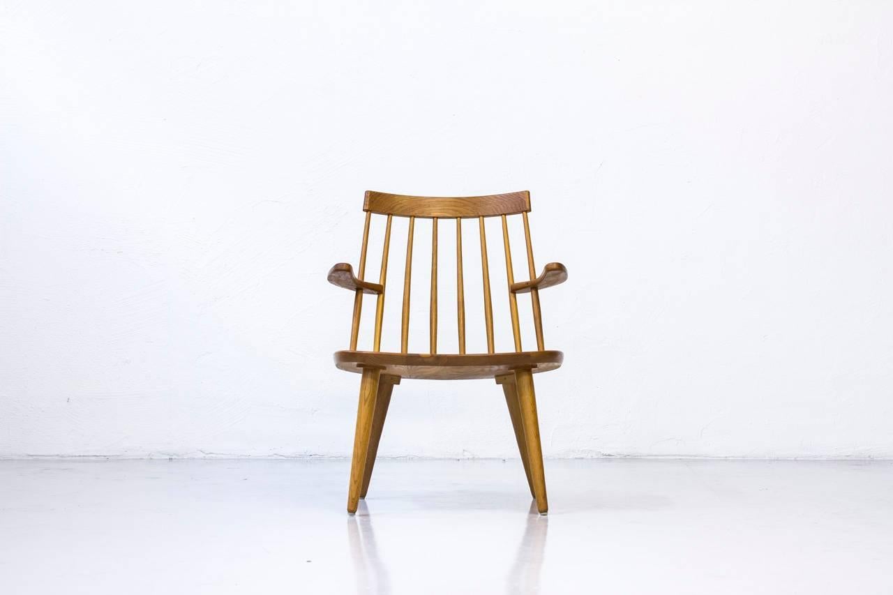 “Sibbo” easy chair designed
by Yngve Ekstro¨m in 1955.
Manufactured in Sweden by
Stolab. Made of solid oak,
high quality in the making.