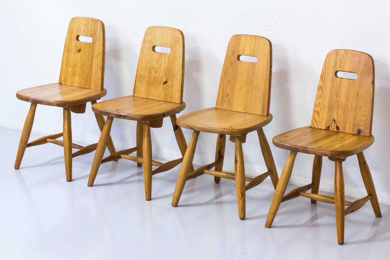 SE — 062

Set of four ”Pirtti” chairs
designed by Eero Aarnio.
Produced by Laukaan Puu
in Finland during the 1960s.
Made out of solid pine with
nice details in the making.
