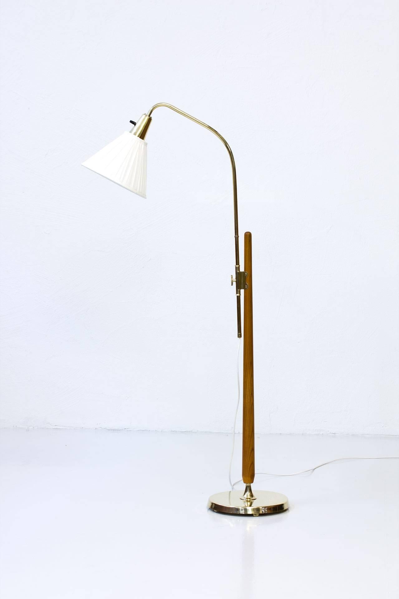 Rare floor lamp attributed to Hans Bergström. Produced by ASEA in Sweden during the 1950s. Oak stem with polished brass base and adjustable arm. Rewired. New hand sewn, off – white
pleated chintz fabric shade. Excellent condition with light patina