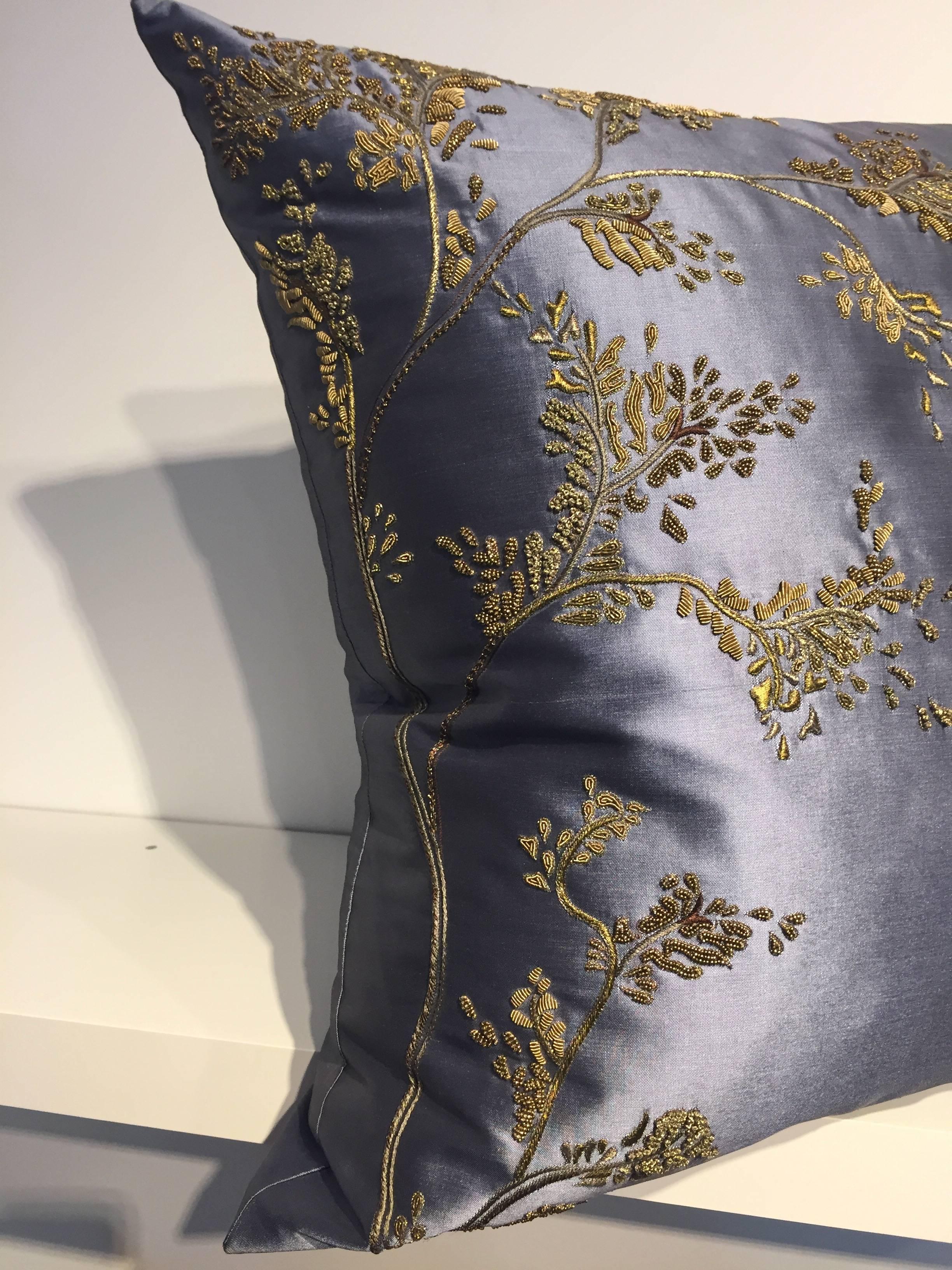 Pair of Silk Cushions Hand Embroidered in Chinoiserie Style Dusk Blue In New Condition In Hamburg, DE