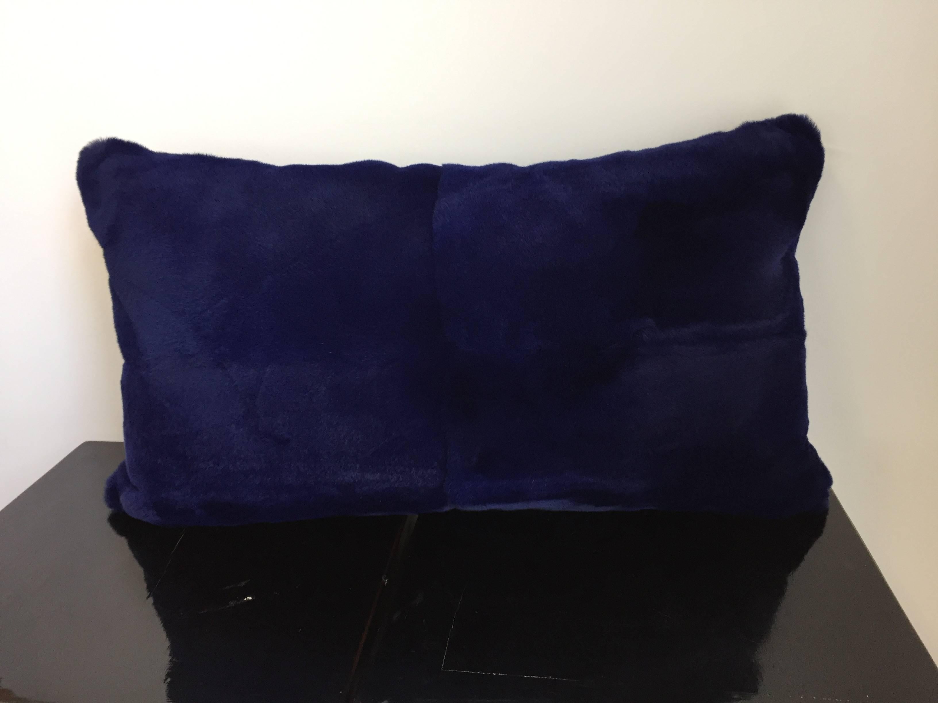 Cushion Rex Rabbit Fur and Silk Taffeta Colour Midnight Blue In New Condition In Hamburg, DE