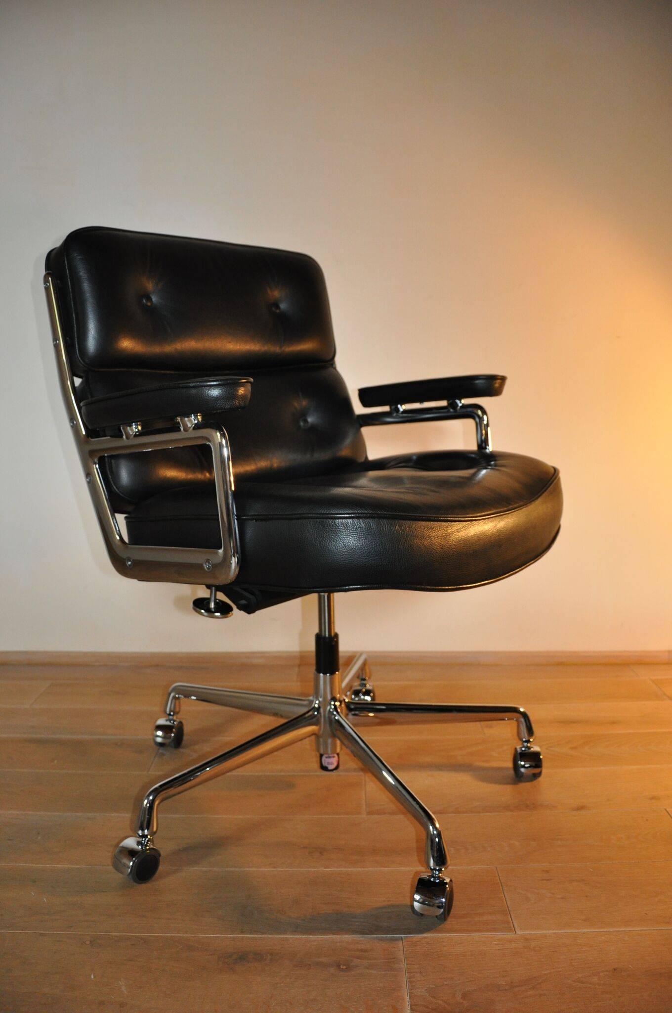 Lobby chair ES104, Charles and Ray Eames, 1960
Height-adjustable swivel conference chair with five-spoke base (castors) and armrests. Originally designed to furnish the lobby areas of New York city’s Time and Life building.
It consists of three
