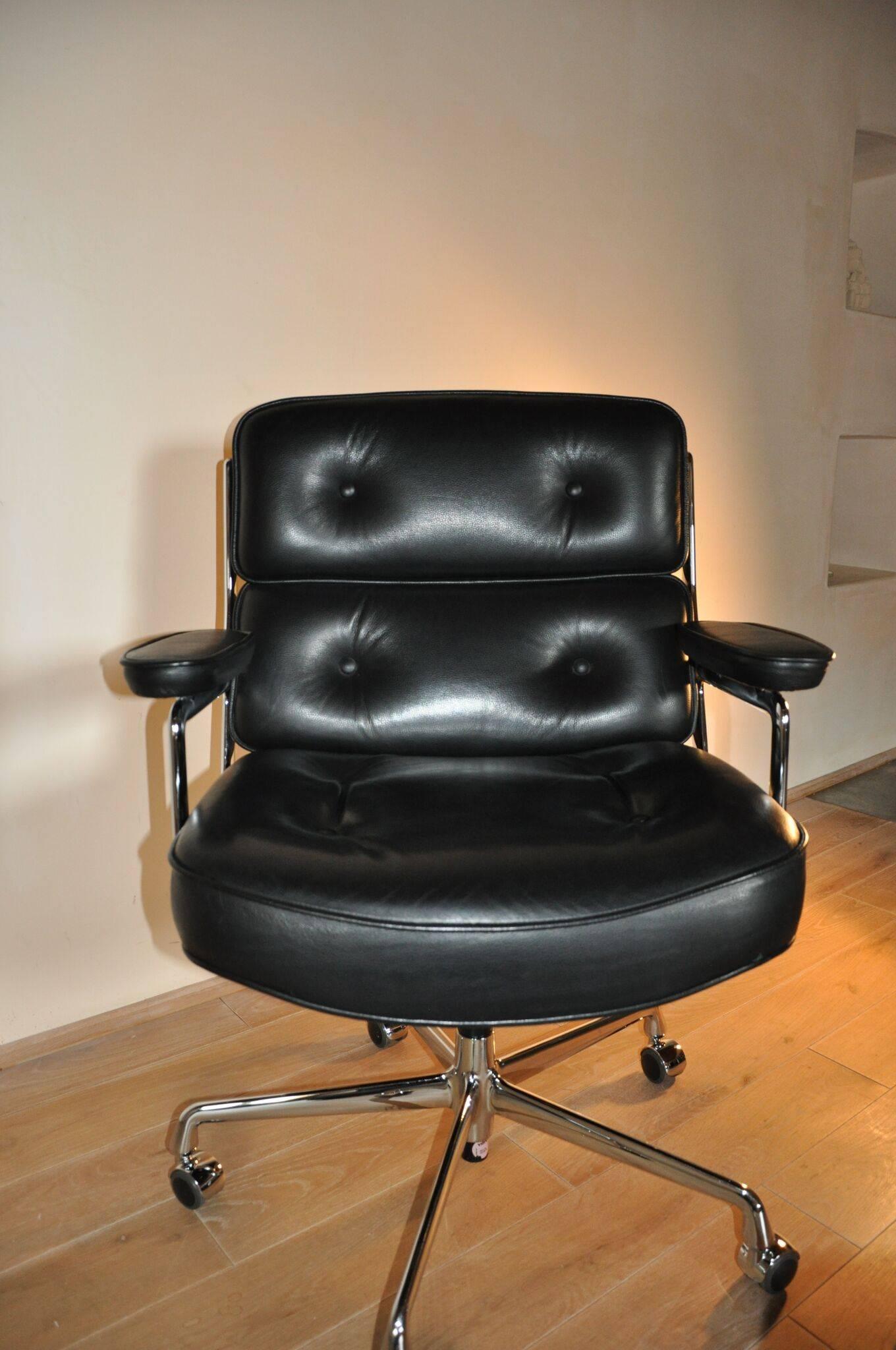 Mid-Century Modern Eames Lobby Chair ES104 Black Leather