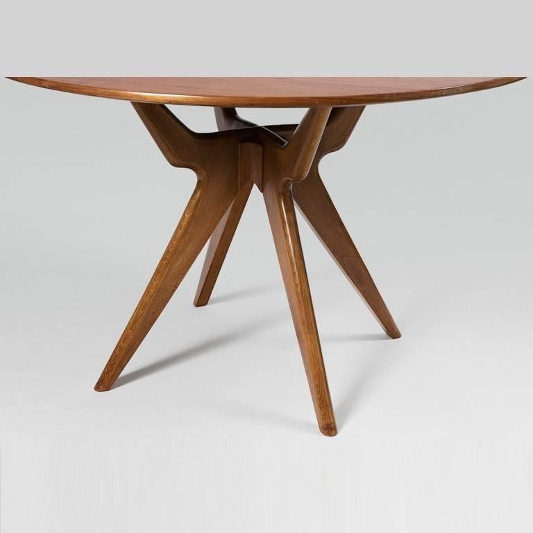 Italian, 1950s circular walnut dining table, attributed Ico Parisi (1916-1966), resting on four splayed-leg pedestal.