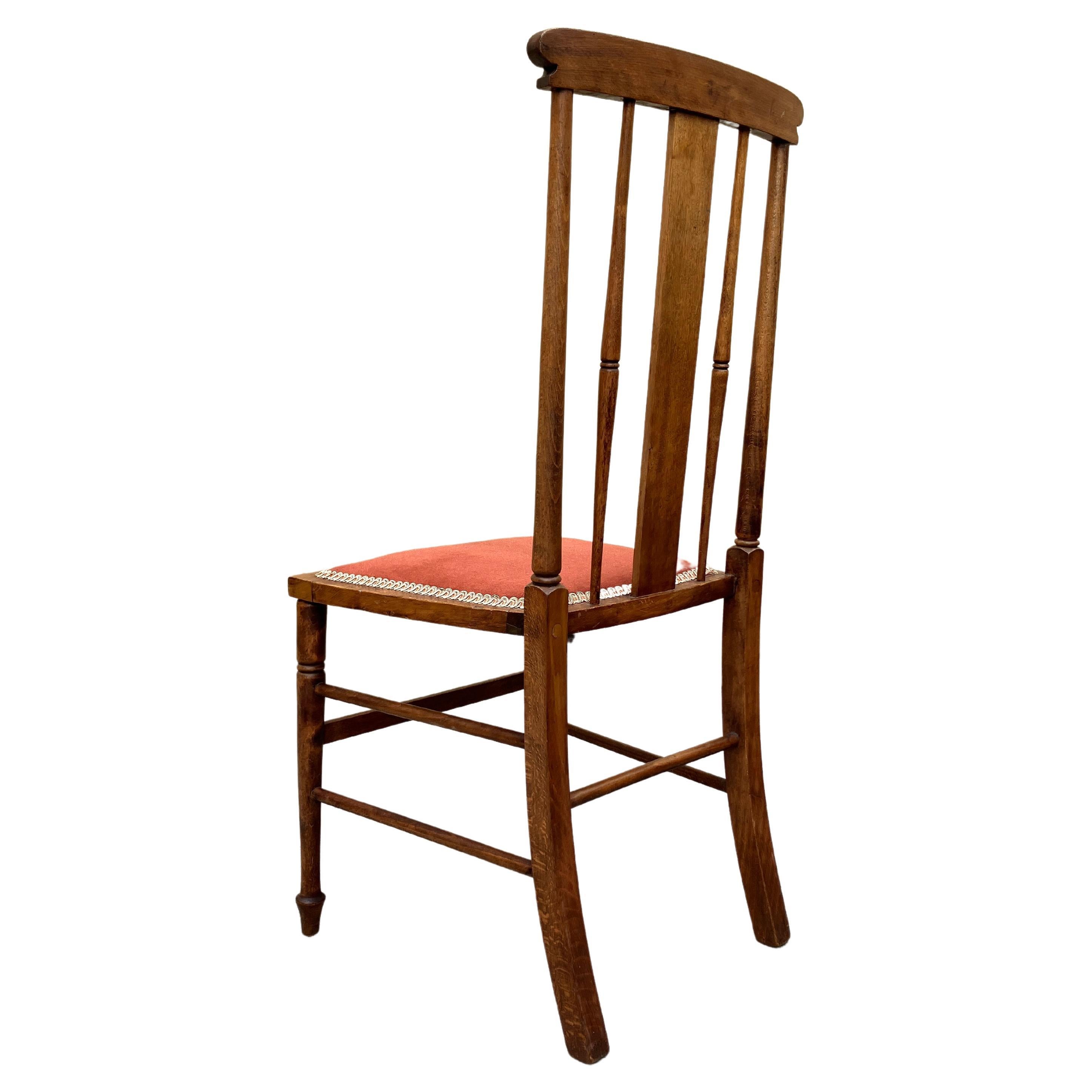 Una silla con respaldo de huso Arts & Crafts absolutamente impresionante de principios del siglo XX. Fabricado en Inglaterra. La silla tiene delicadas patas y husillos perfilados en el respaldo decorativo. El respaldo de la silla es alto y recto, y