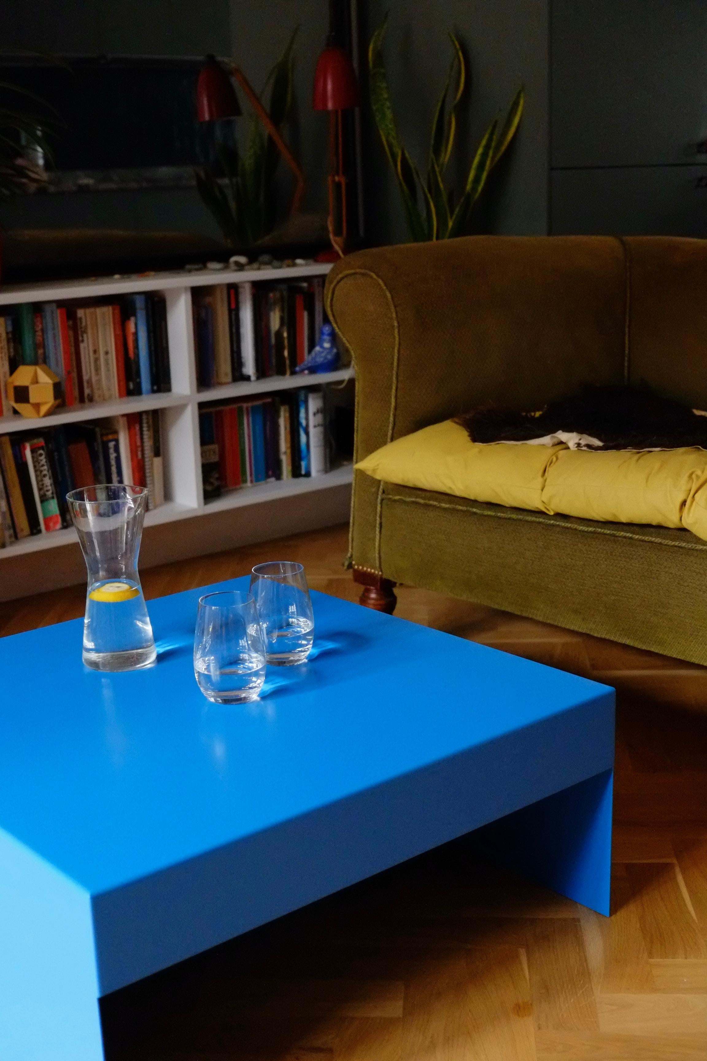 Britannico Tavolino da caffè in alluminio blu personalizzabile - da interno o da esterno in vendita