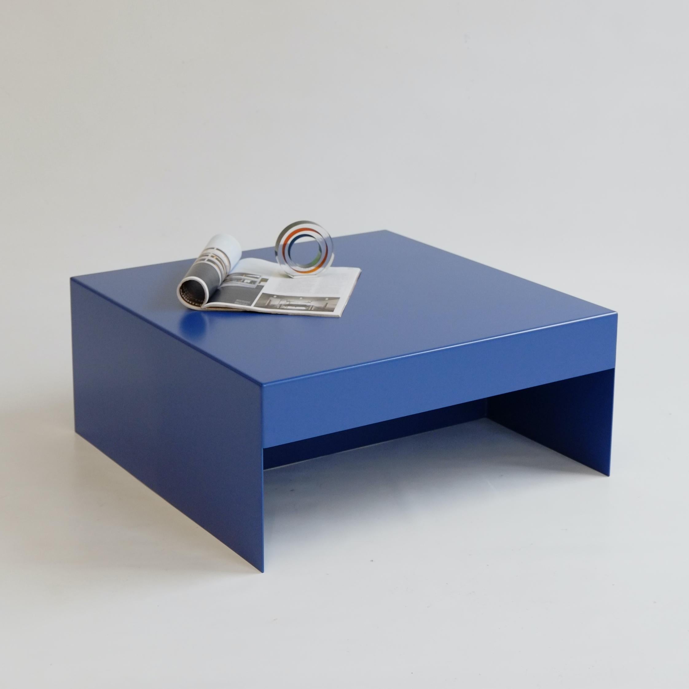 Tavolino da caffè in alluminio blu personalizzabile - da interno o da esterno in vendita 2