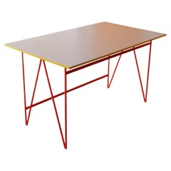 Ausstellungsstück: Moderner Schreibtisch mit Stahlgestell von &New