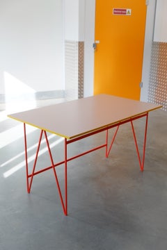 Ausstellungsstück: Moderner Schreibtisch mit Stahlgestell von &New