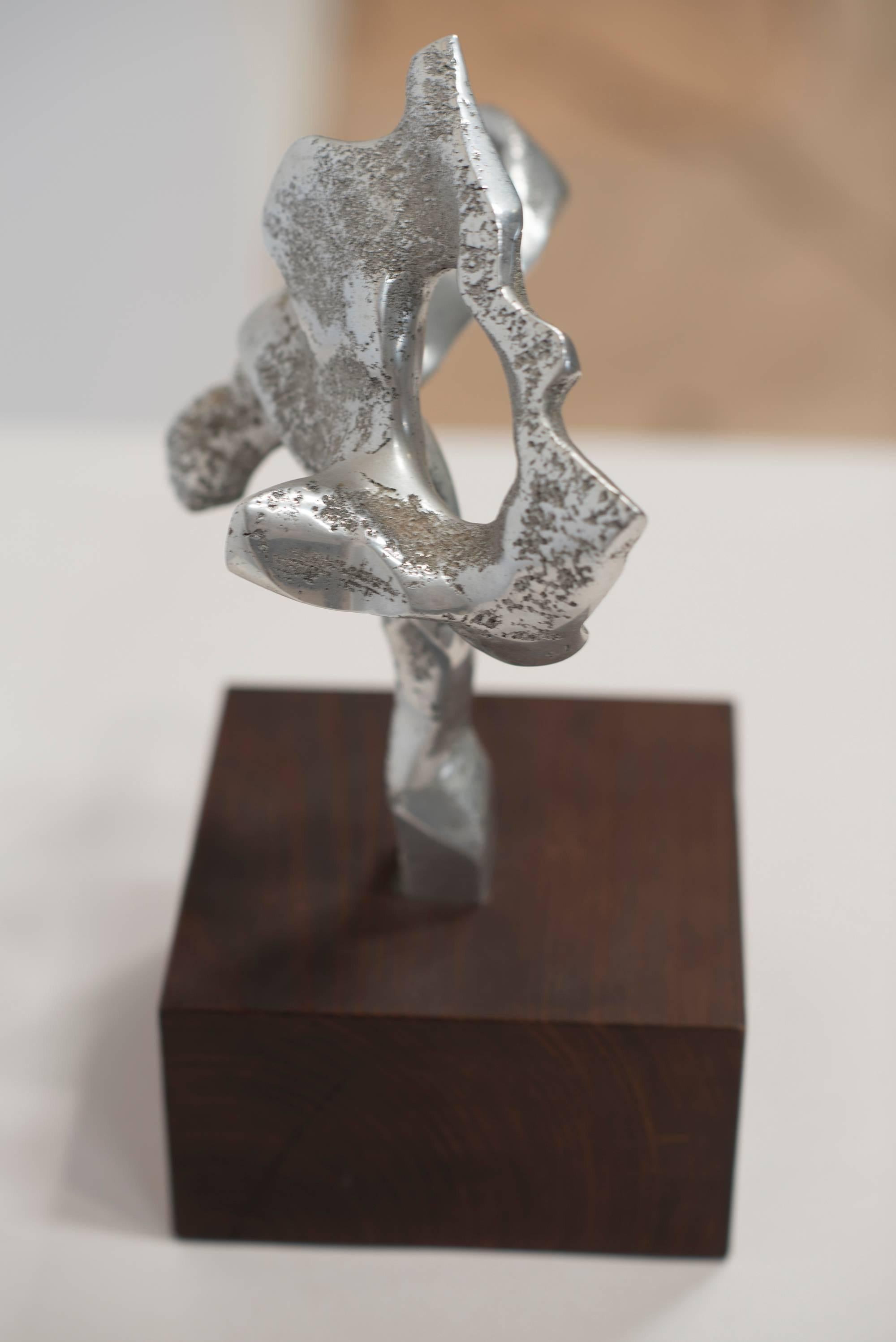 ABSTRACT Metall-Skulptur auf WALNUT BASE (amerikanisch) im Angebot
