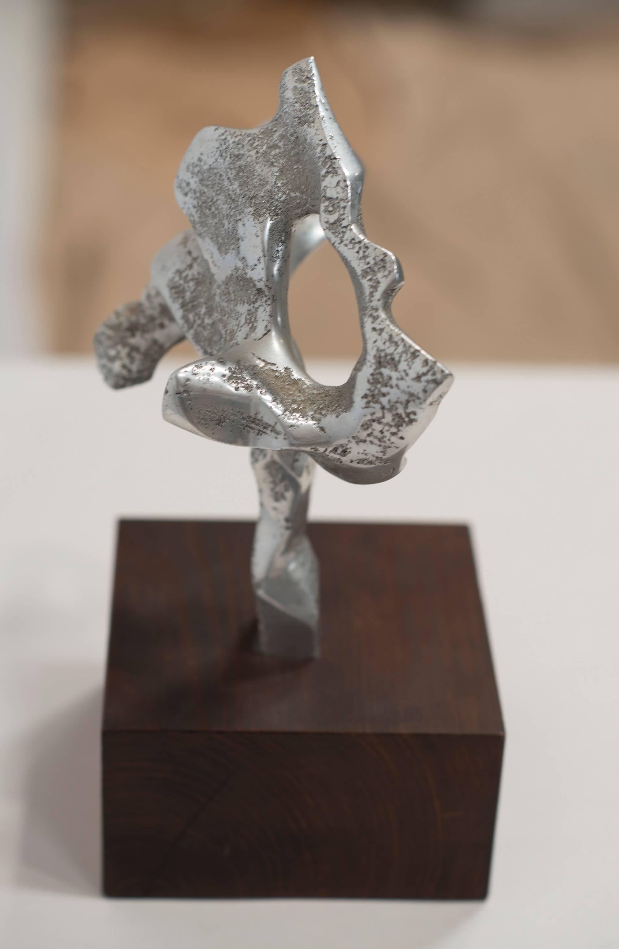 ABSTRACT Metall-Skulptur auf WALNUT BASE (Mitte des 20. Jahrhunderts) im Angebot