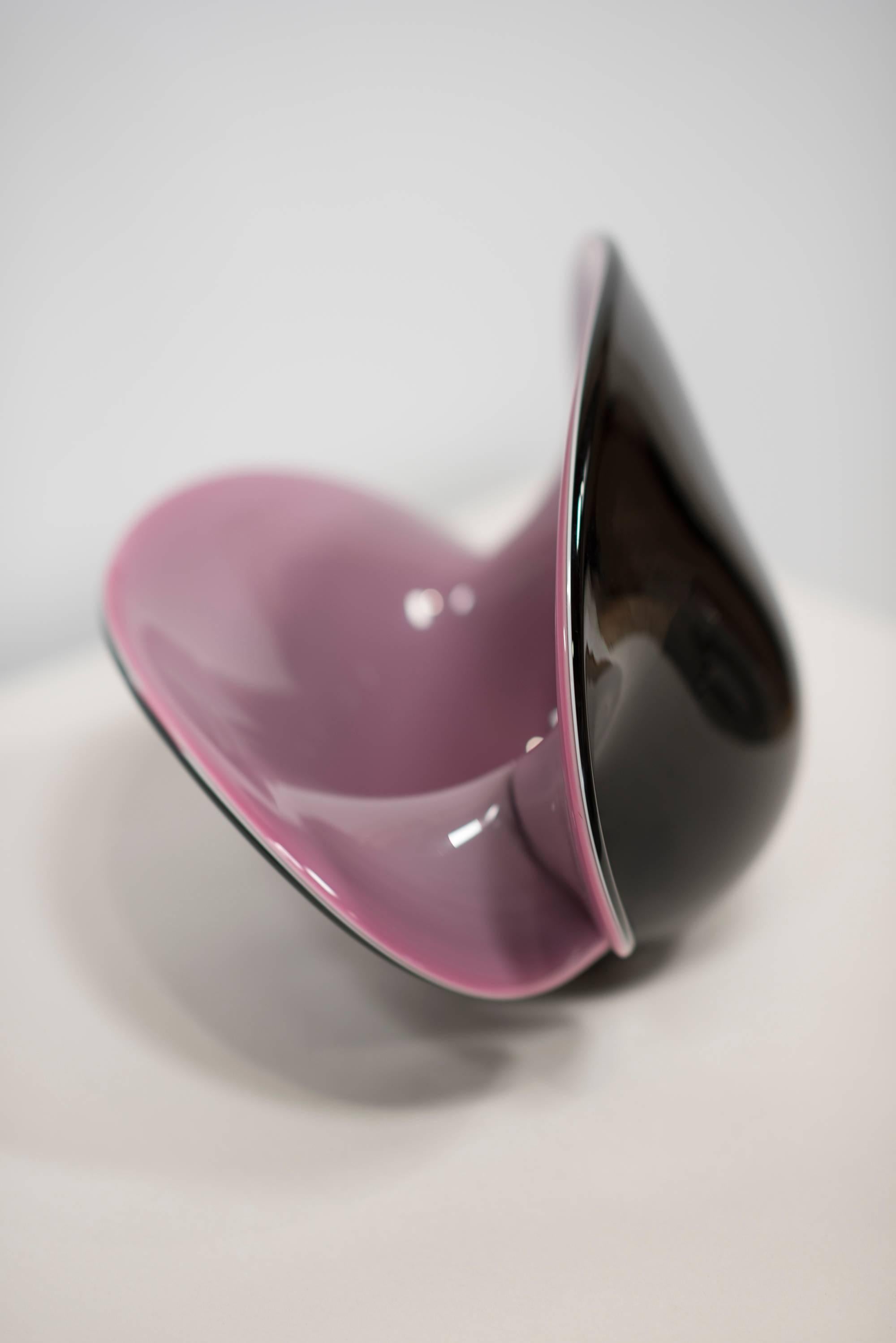 A large-scale Italian mauve and deep black coloured art glass in the form of a giant clam shell. The massive shell-form bowl of encased glass has an interior of mauve coloured glass within the black exterior. MURANO glass design, circa 1950. This is