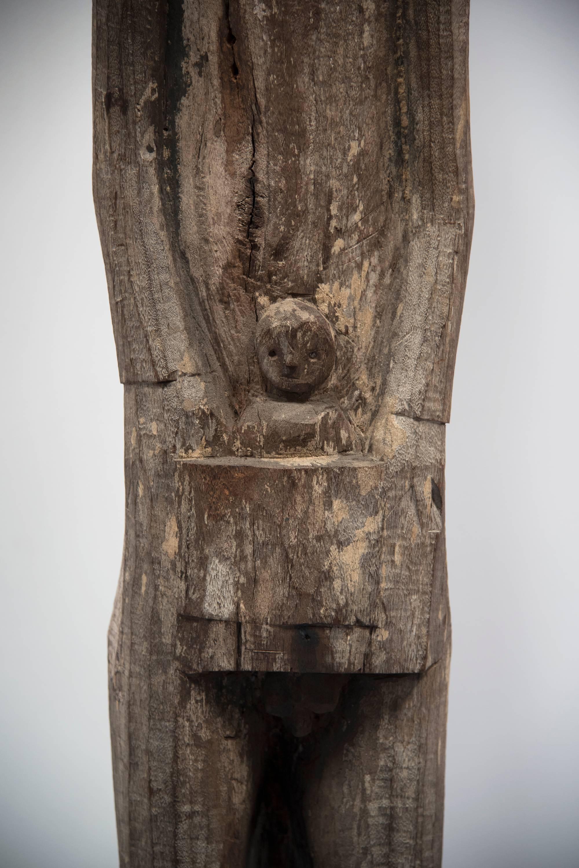 Wood Hampadong - Kalimantan Tribal Art Carved Figure - Maile with Child For Sale