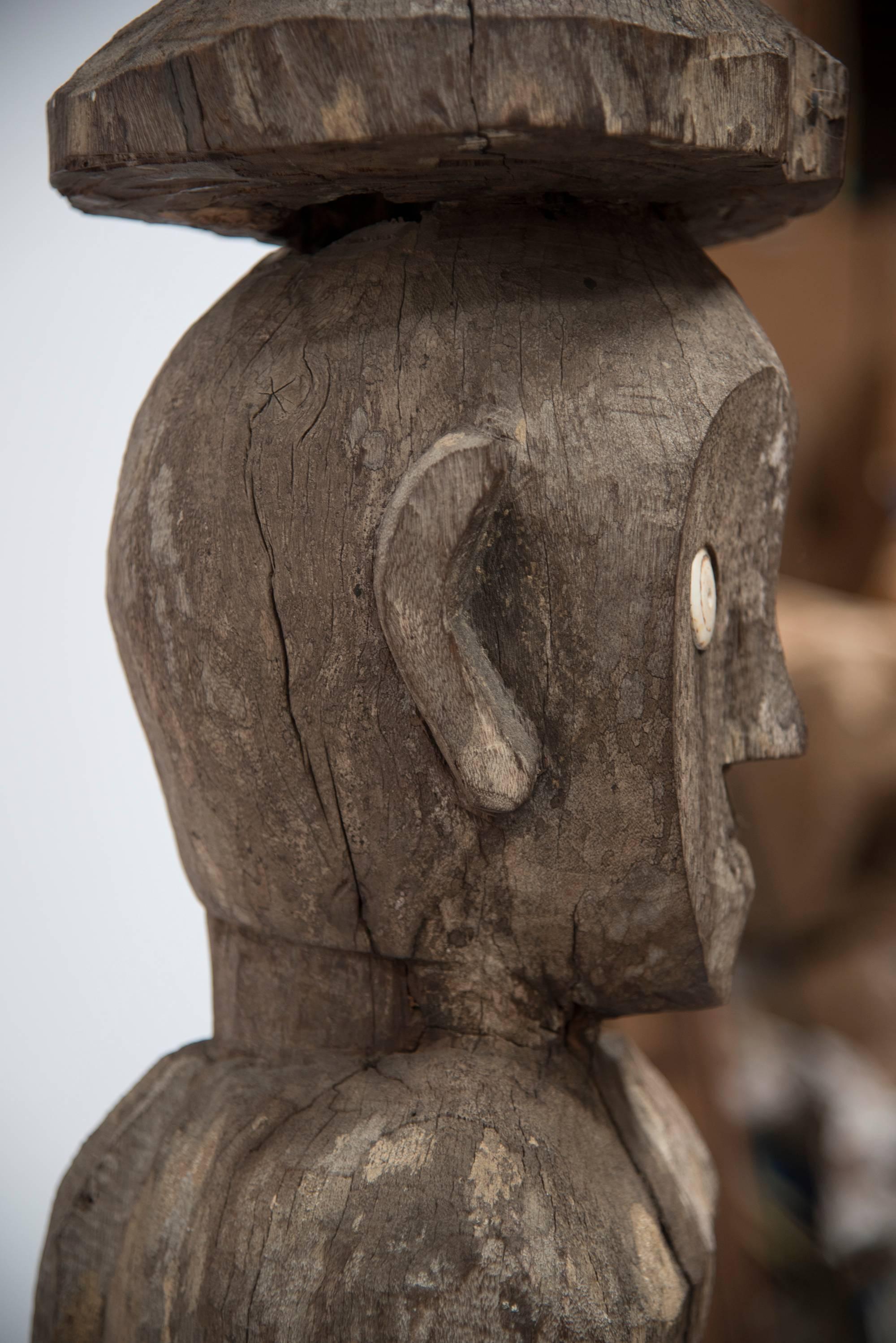 Hampadong - Kalimantan Tribal Art Carved Figure - Maile with Child For Sale 1