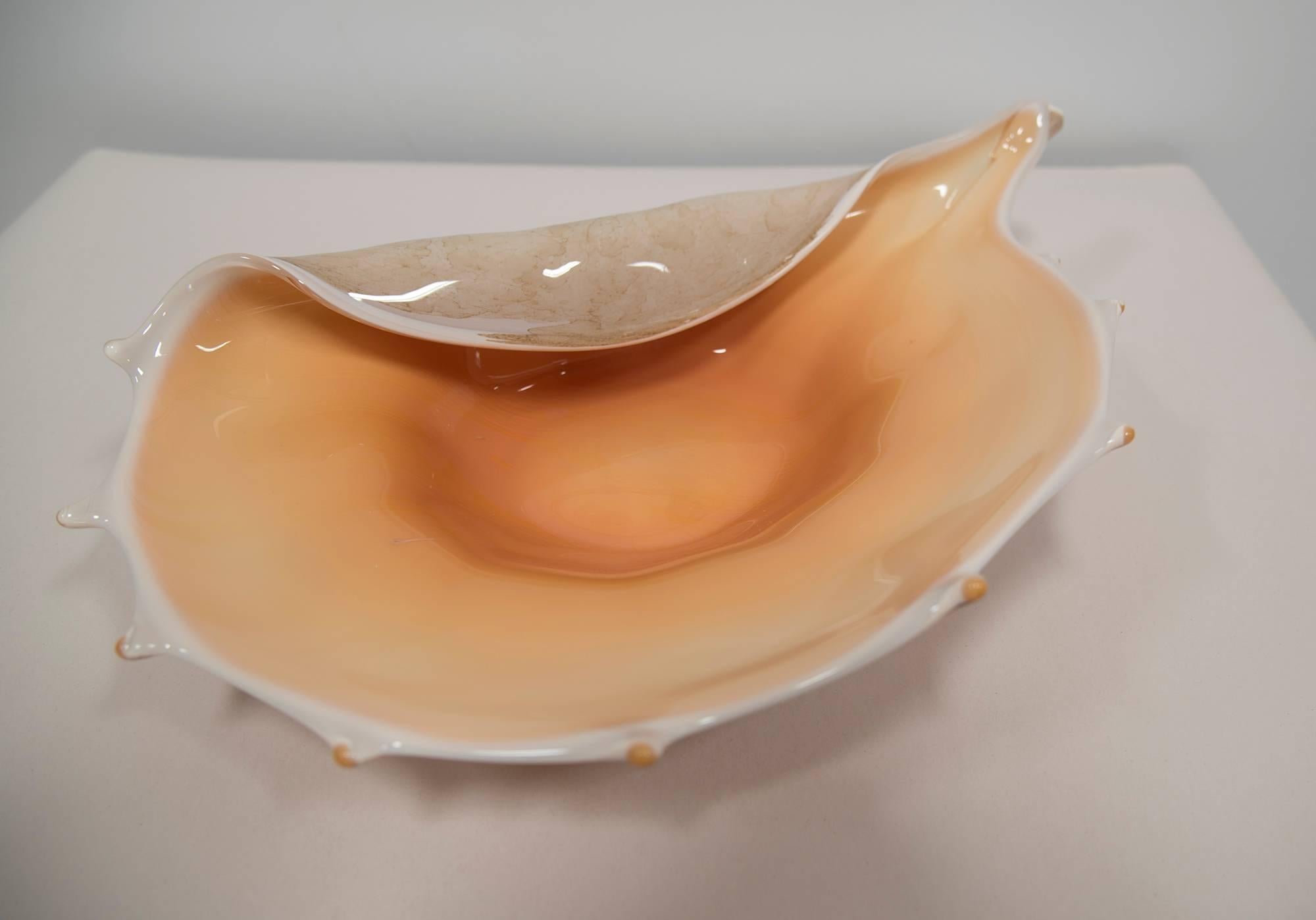 Large-Scale SHELL-FORM GLASS BOWL In Excellent Condition For Sale In Hawthorne, CA