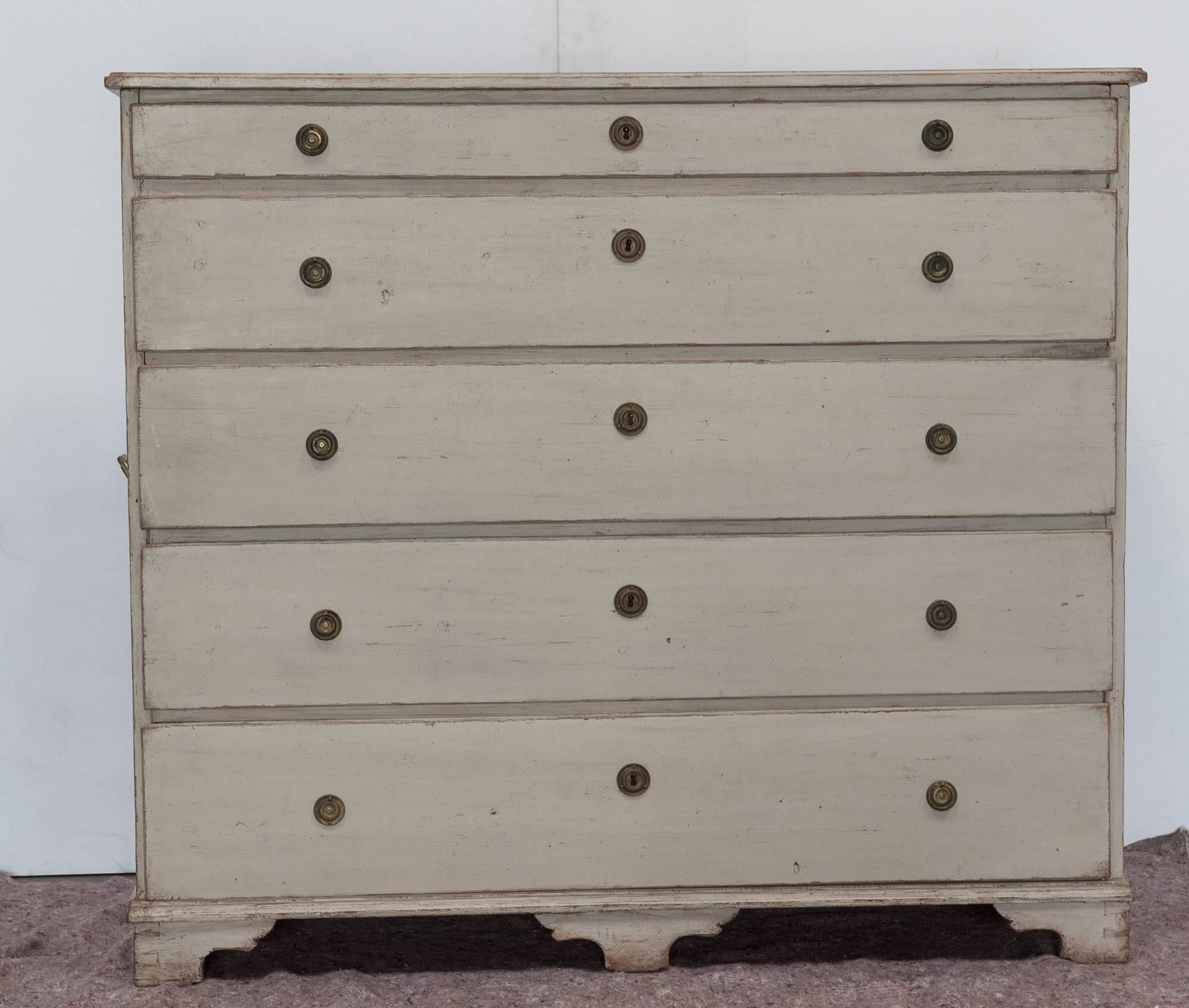 White Painted Gustavian Five-Drawer Commode In Distressed Condition In Hawthorne, CA