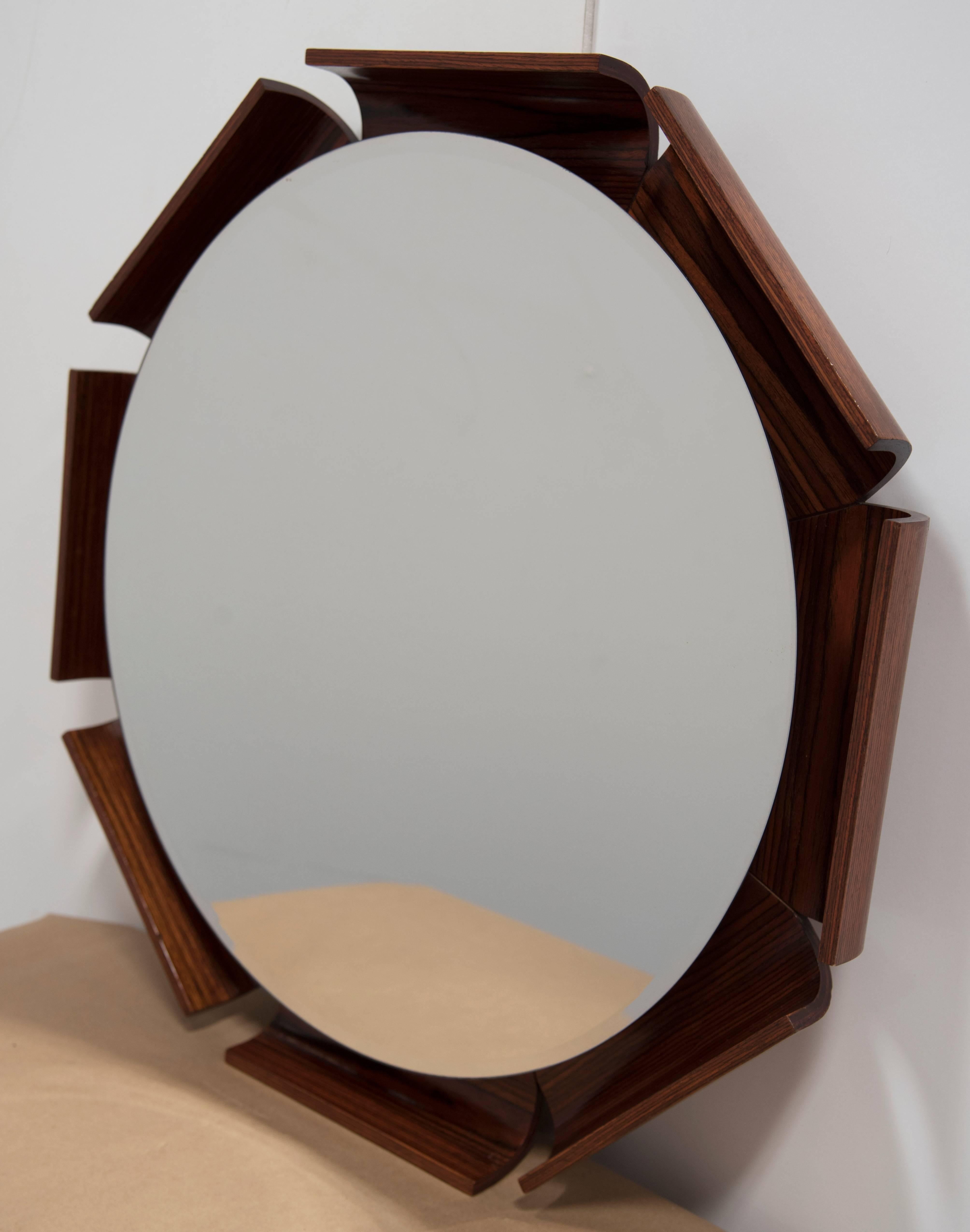 Allemand Miroir octogonal en bois de rose ITALIEN du milieu du siècle en vente