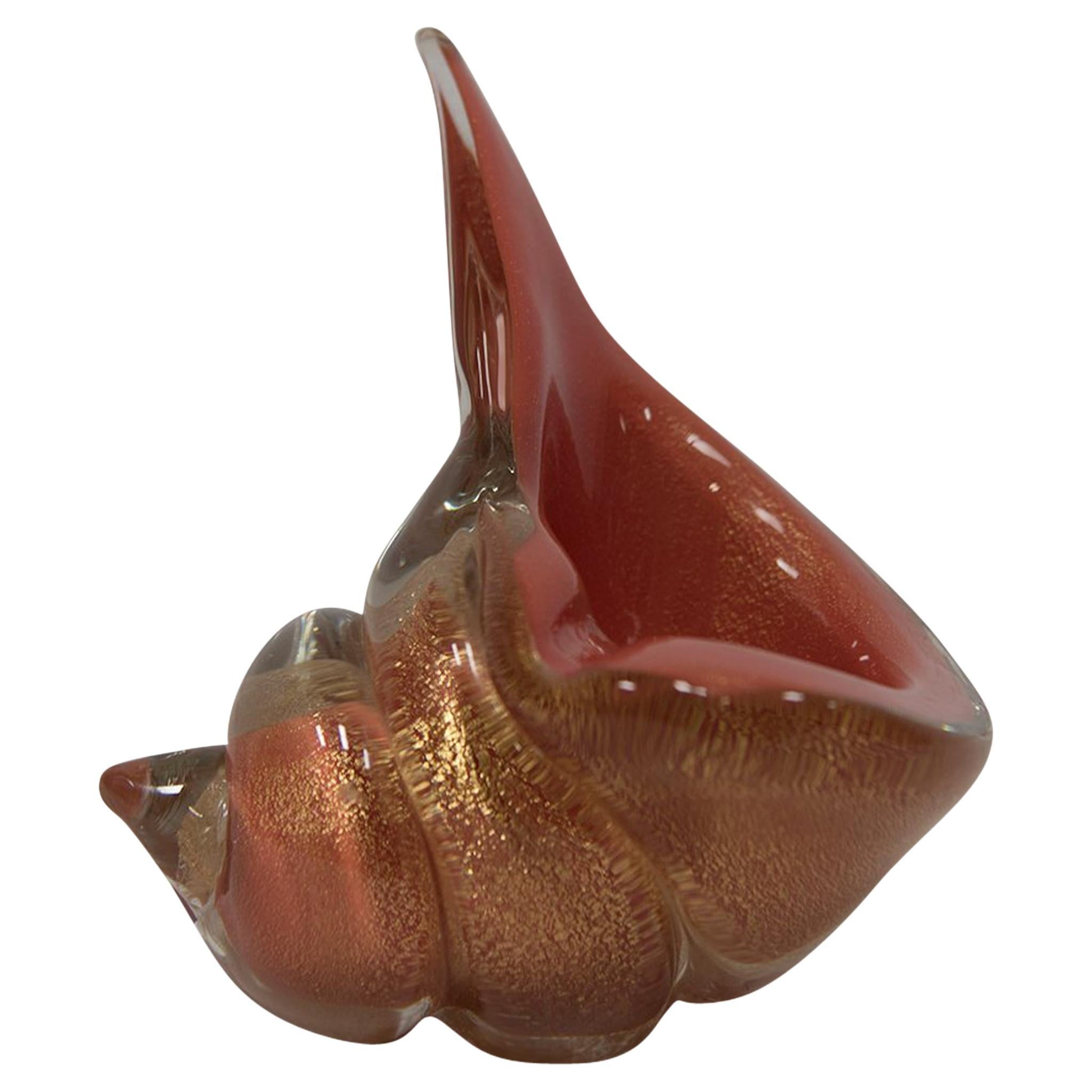 Conchiglia ondulata in vetro artistico italiano della metà del secolo scorso, trasparente e color salmone, con inclusioni dorate, piccola bolla d'aria sul guscio esterno. Vetro di Murano e attribuito ad Alfredo Barbini, 1950 circa, Italia. Alfredo