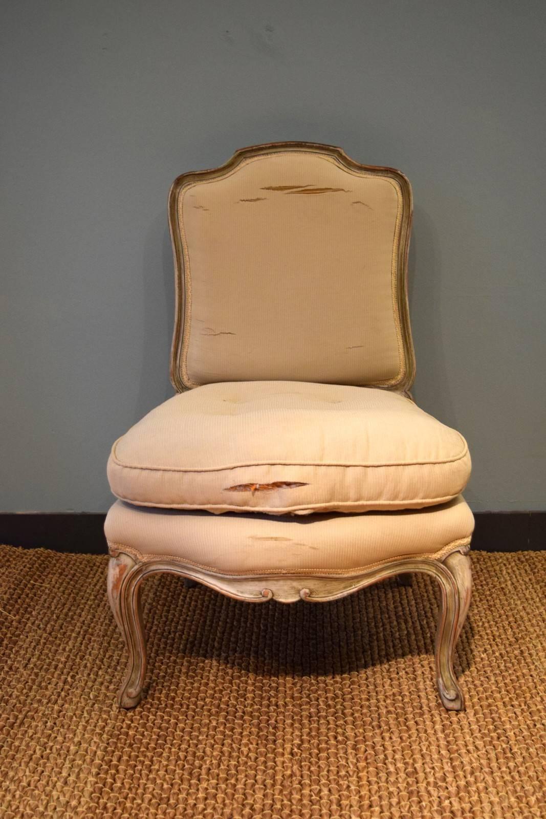 Patinated chair, upholstered in natural silk.
French,
early to mid-18th century.
Louis XV.